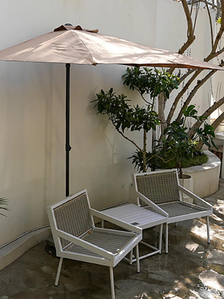 The height of the sunshade umbrella can be adjusted. Half of the outdoor courtyard umbrella is against the wall