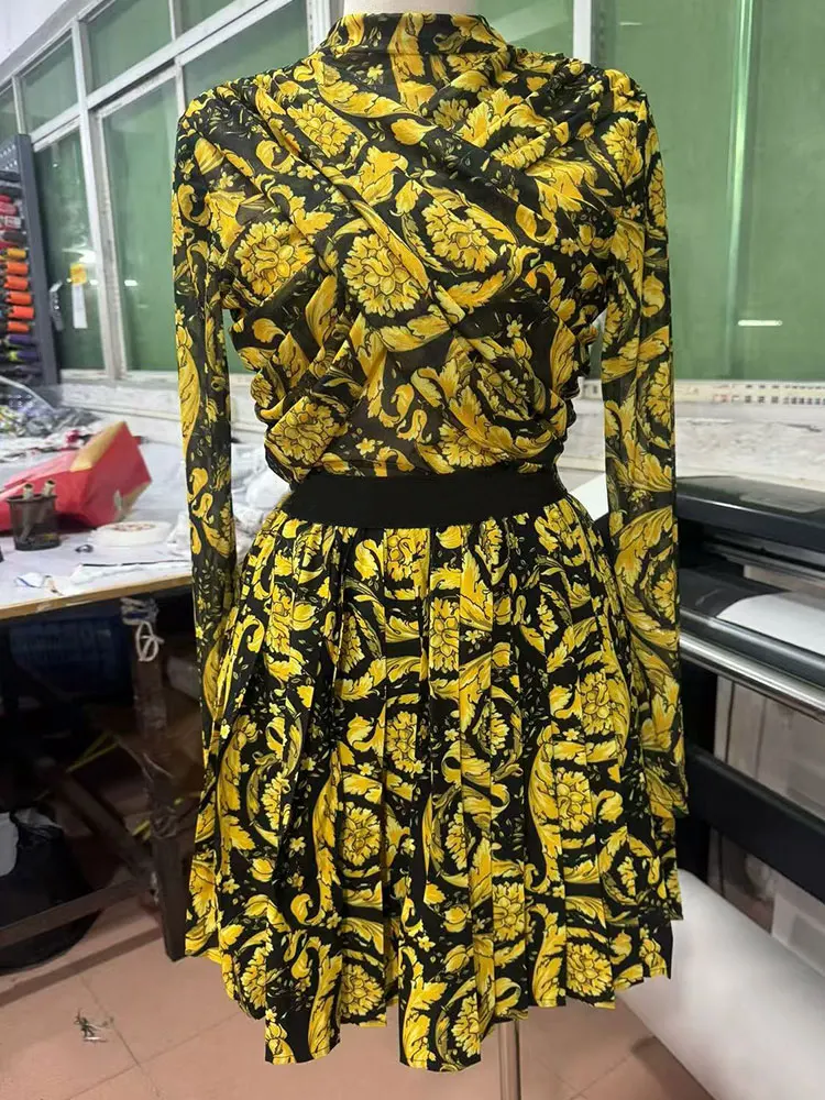 

Ретро-костюм женский модный: топ с полувысоким воротником и длинными рукавами из эластичной сетки + короткая юбка на резинке, весна 2026, новинка