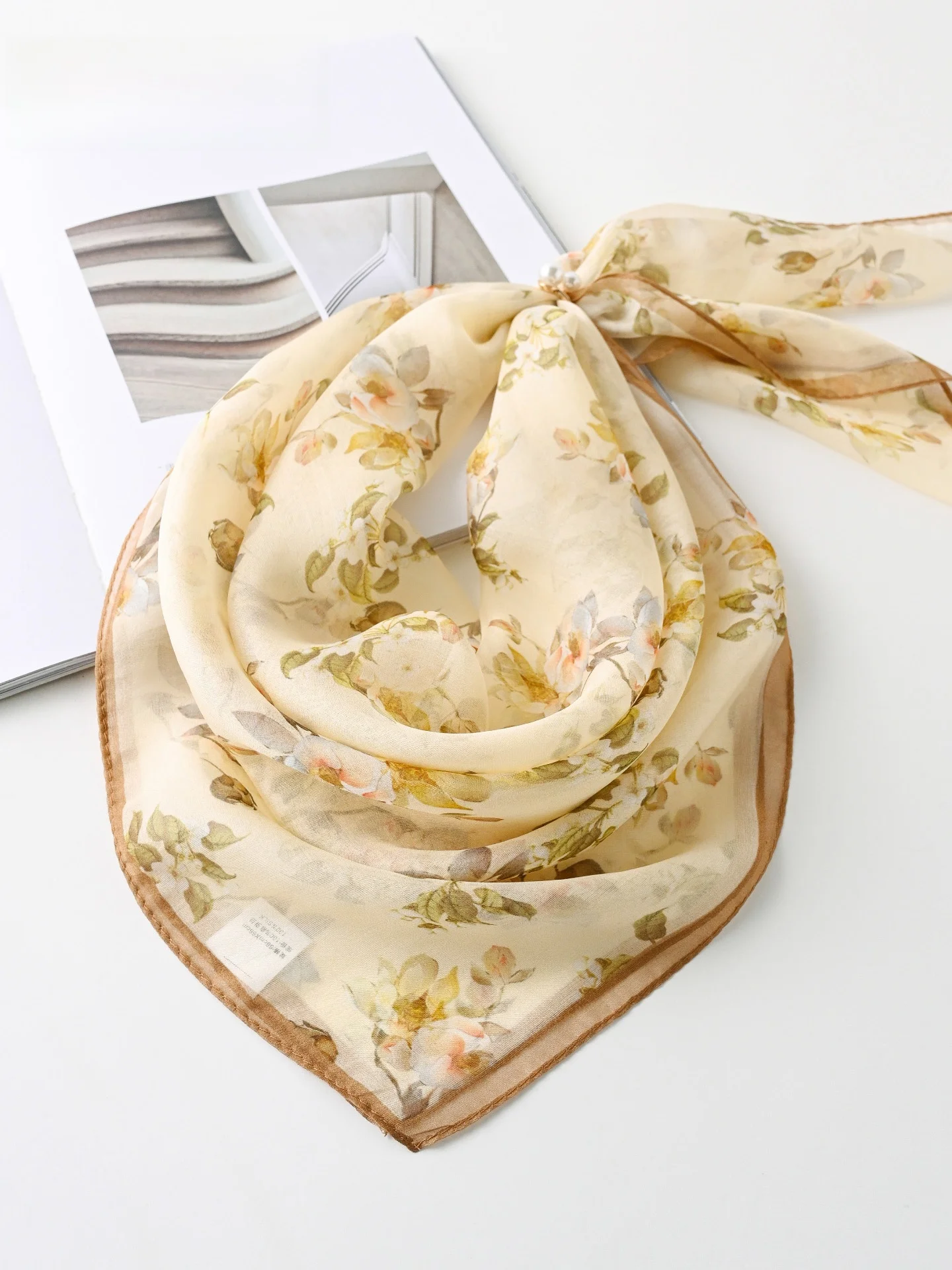 黄色のシルクスクエアスカーフ軽量夏用女性用ネックプロテクションマルベリーシルク日焼け止め小さなネクタイボヘミアンスタイル花柄