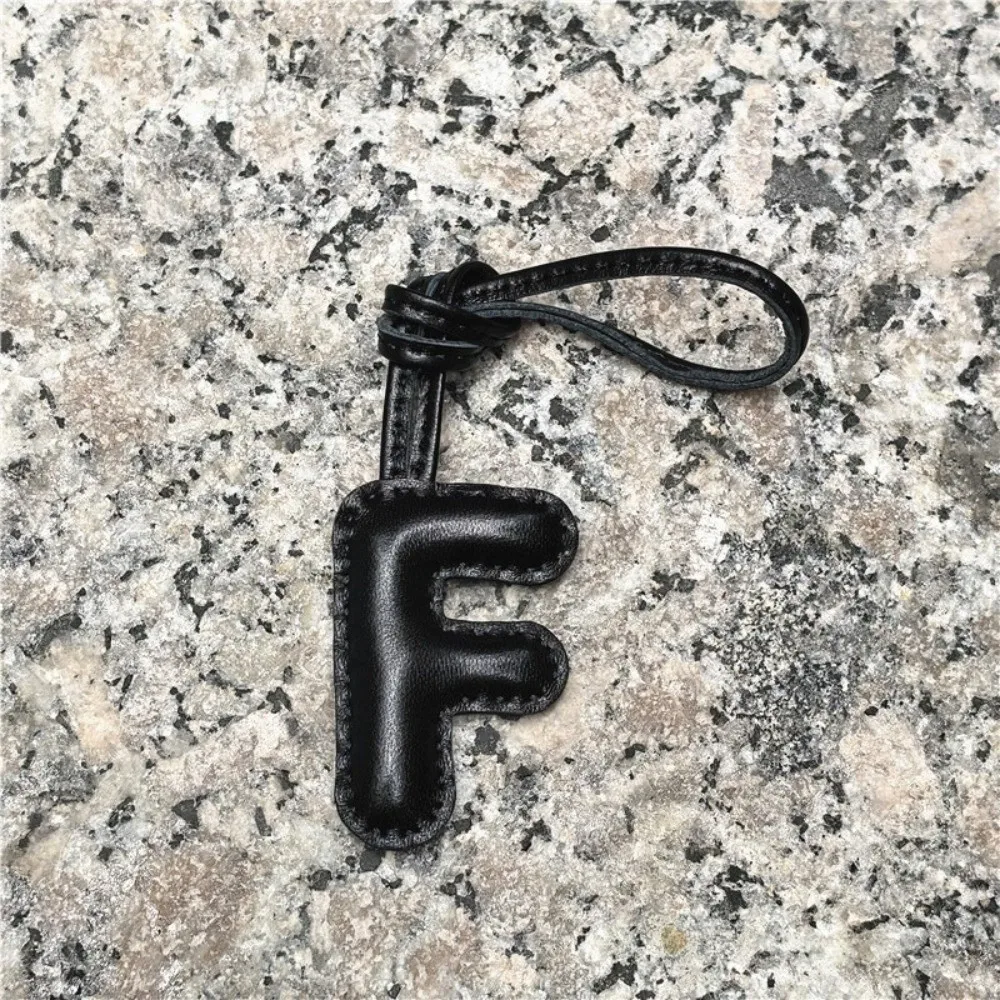 Echtes Schafsleder Alphabet Schlüsselanhänger Hochwertiger 26 Initialen Englischer Buchstaben Taschenanhänger Schwarzer Personalisierter Schlüsselring Anhänger – Detail 5