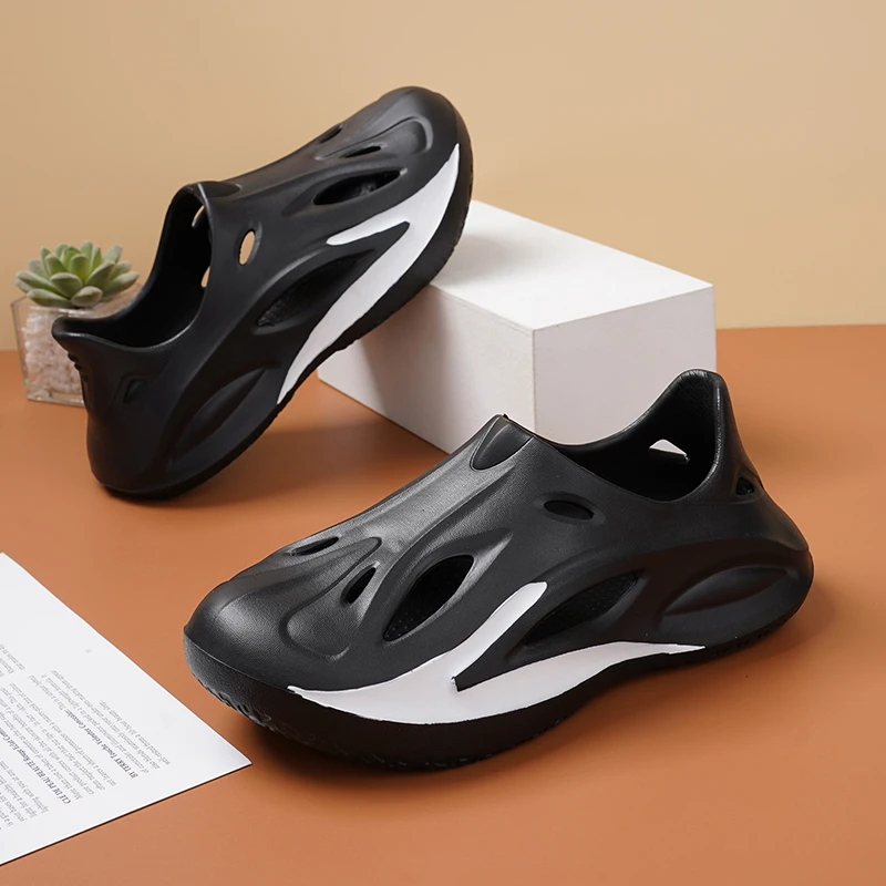 A pair of children's color hollow EVA clogs one-piece lightweight anti-slip slip-on beach water sandals QT-24A03