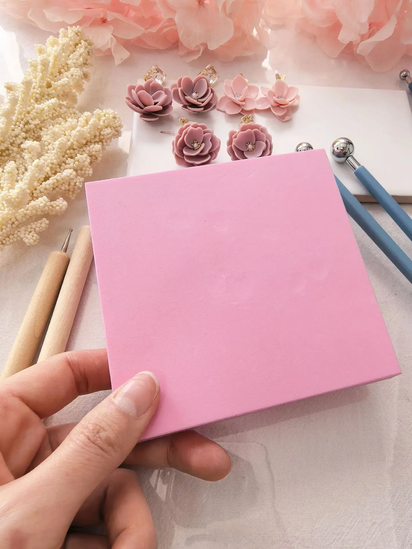 10 x 10 cm große PLA-Arbeitsmatte mit Antihaftbeschichtung für die Herstellung von Blumen und Blütenblättern aus Polymer-Ton – Gelb- und Rosa-Bastelunterlage für Schmuck und Ohrringe – Detail 6