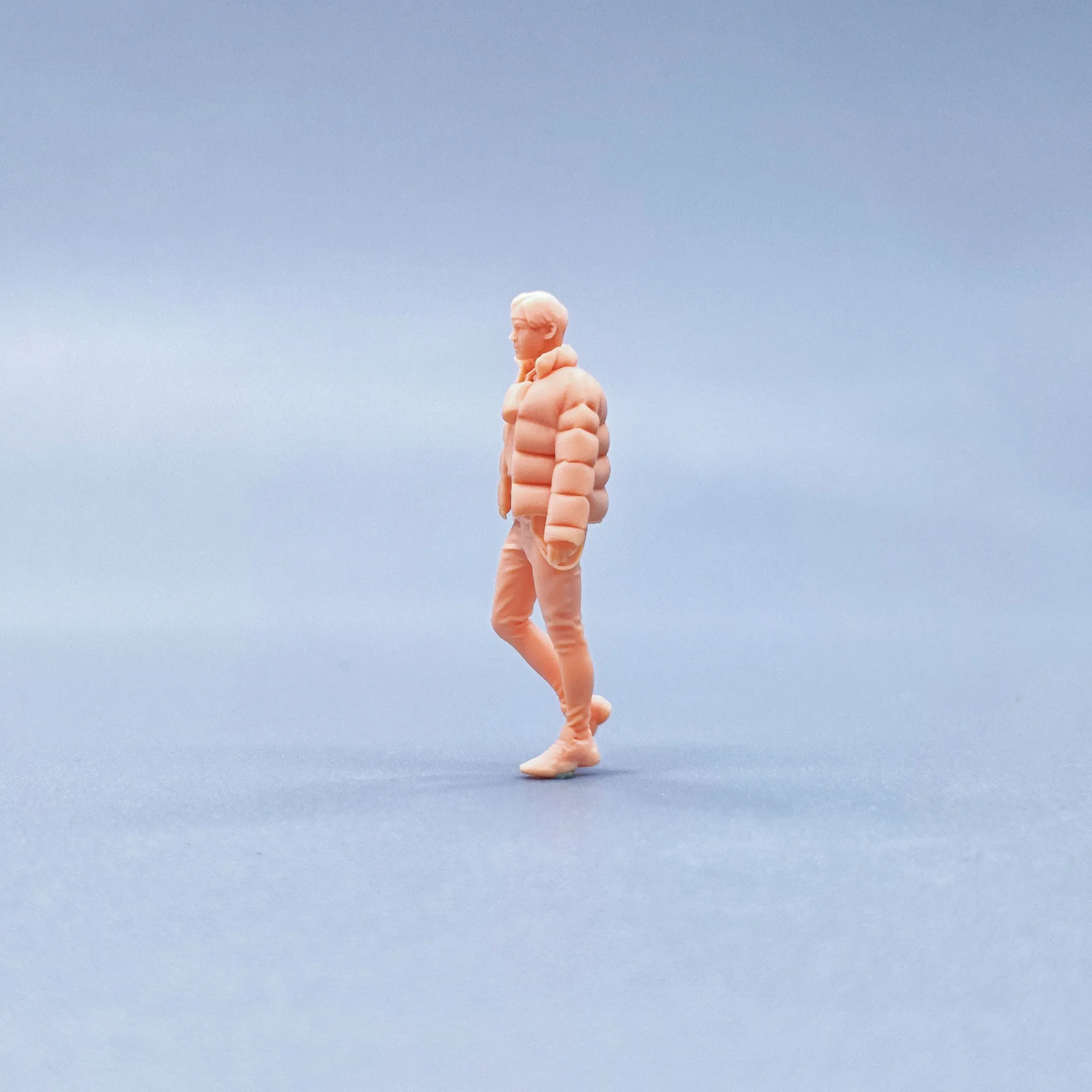 1/64 Figurine Modello in scala Piumino in resina Borsa a tracolla per uomo Miniature non colorate Diorama Dipinto a mano W222
