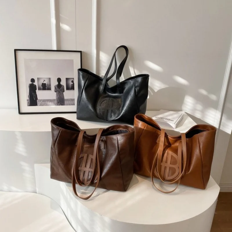 

Luxury Women's Messenger Bag Crafted From Fine Leather Boasting Paris Inspired And Casual Vintage Style​