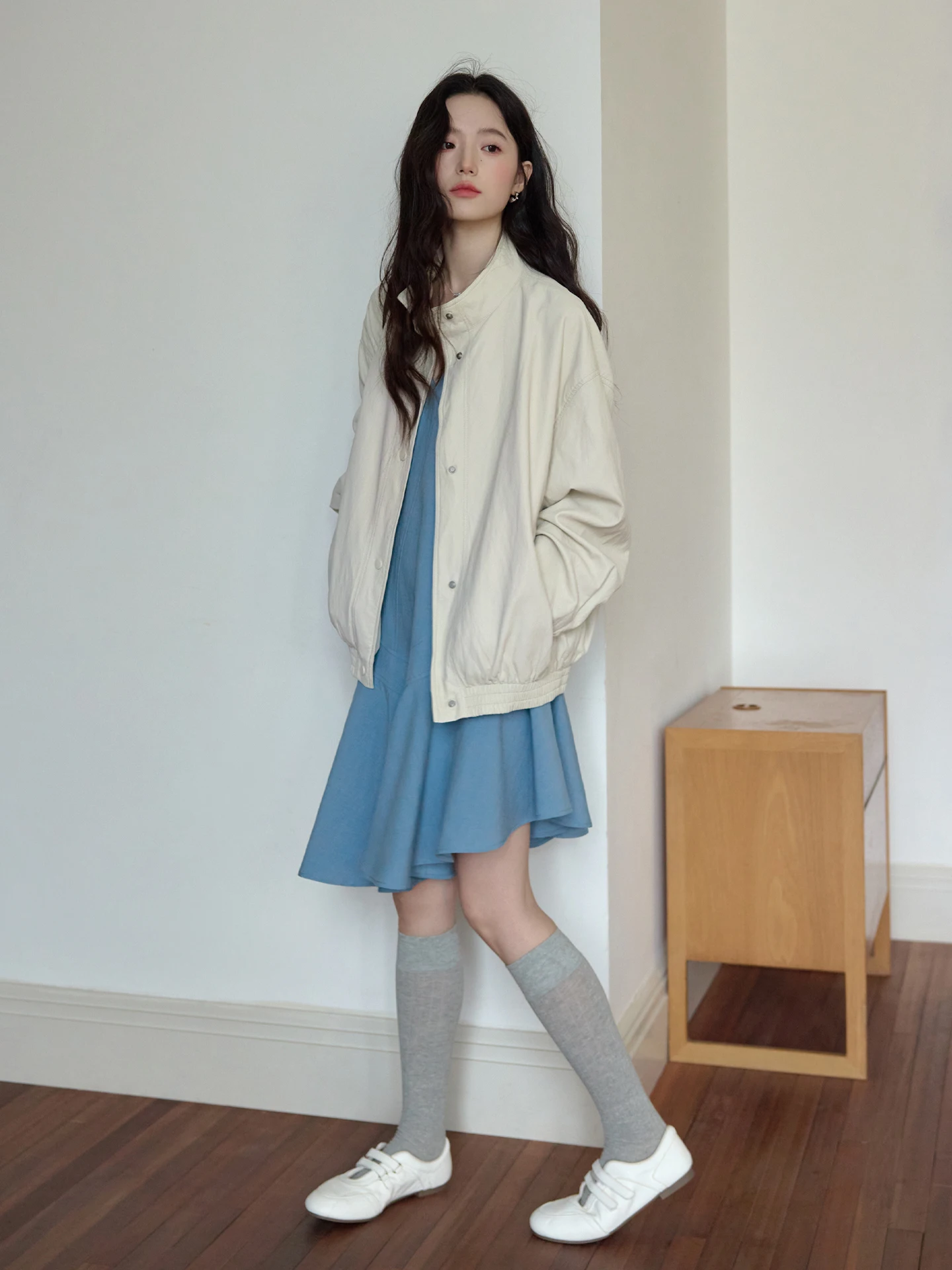 

Женская повседневная кожаная куртка свободного кроя Ele: осенняя ветрозащитная модная верхняя одежда с воротником-стойкой «Белый лотос», экологичная