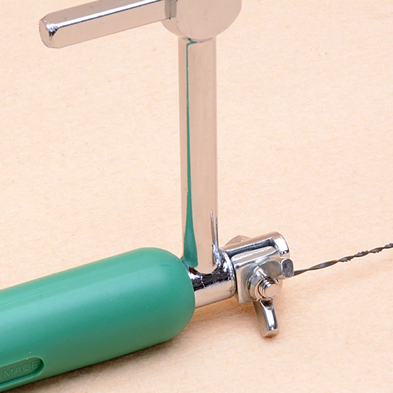 u字型フレームと8枚の鋼刃を備えたハンドソーで、木工、ジュエリー工芸、模型製作プロジェクトでの精密切断に最適です。