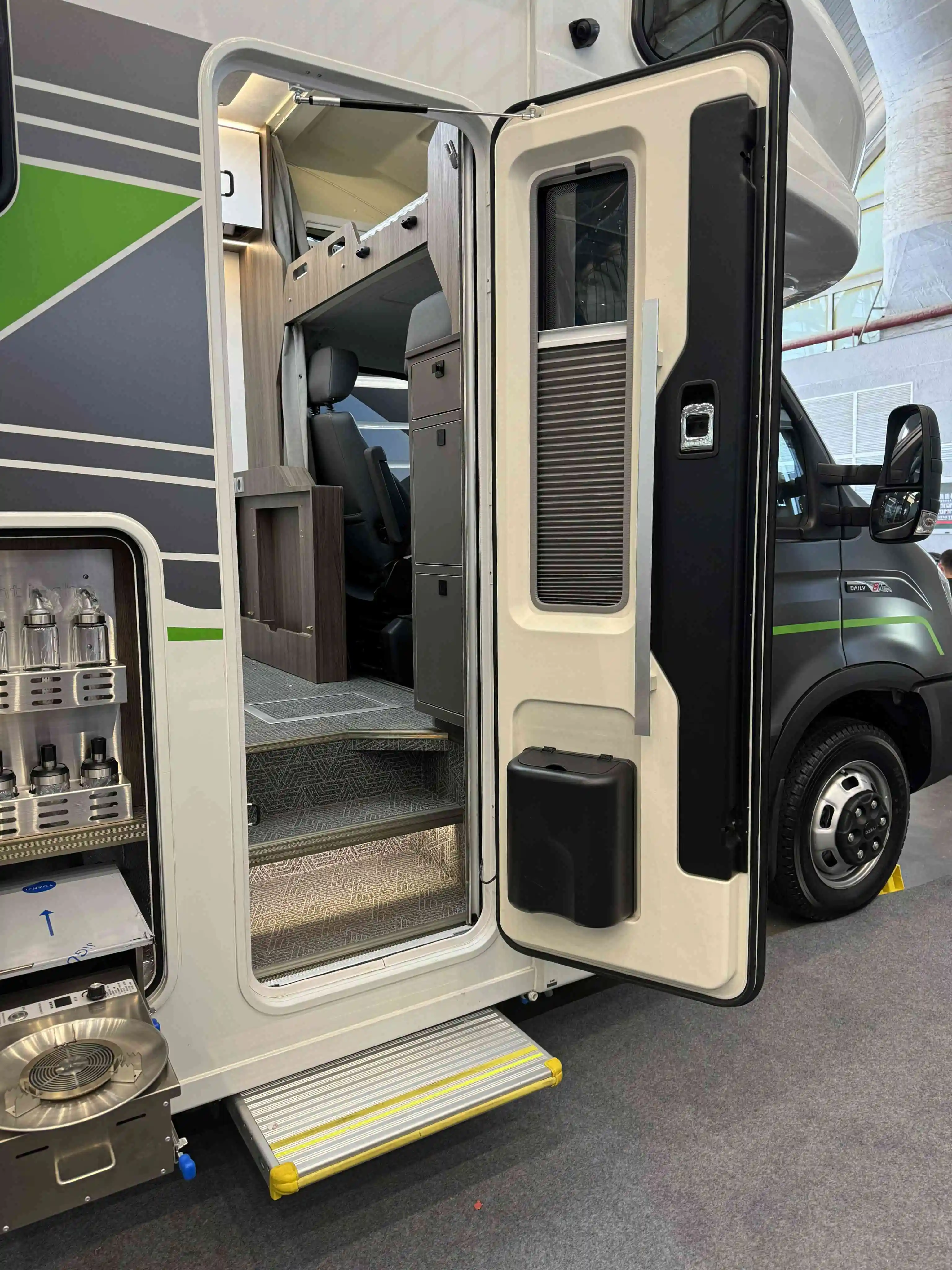 MEIDI Customized Luxury Caravan RV Door 3D Embroidery E-Mark Certified Modern PU Foam Process Aluminum Alloy Double Glazing