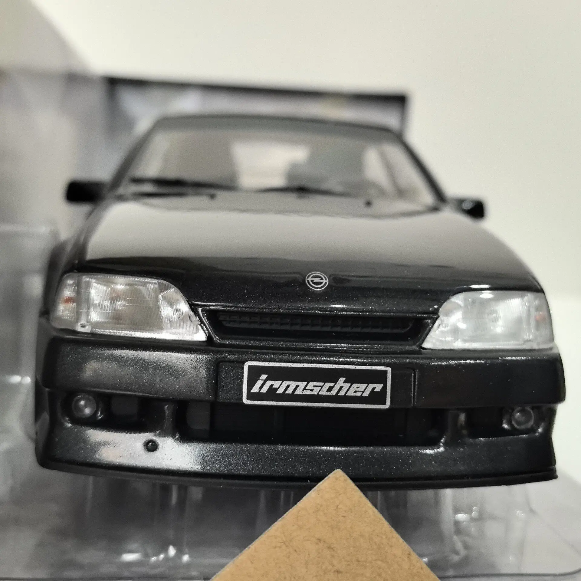 Diecast SOLIDO 1/18 Scale OPEL OMEGA EVO 500 1990 B2 Alloy Car Model view 4