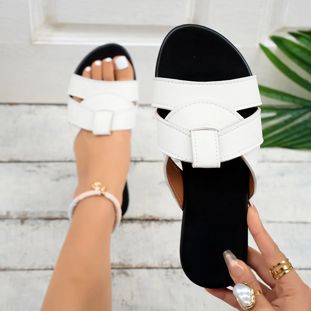 

2025 new fashion, lightweight, trendy and versatile one-line slippers for women, cross-colored solid color fashion slippers