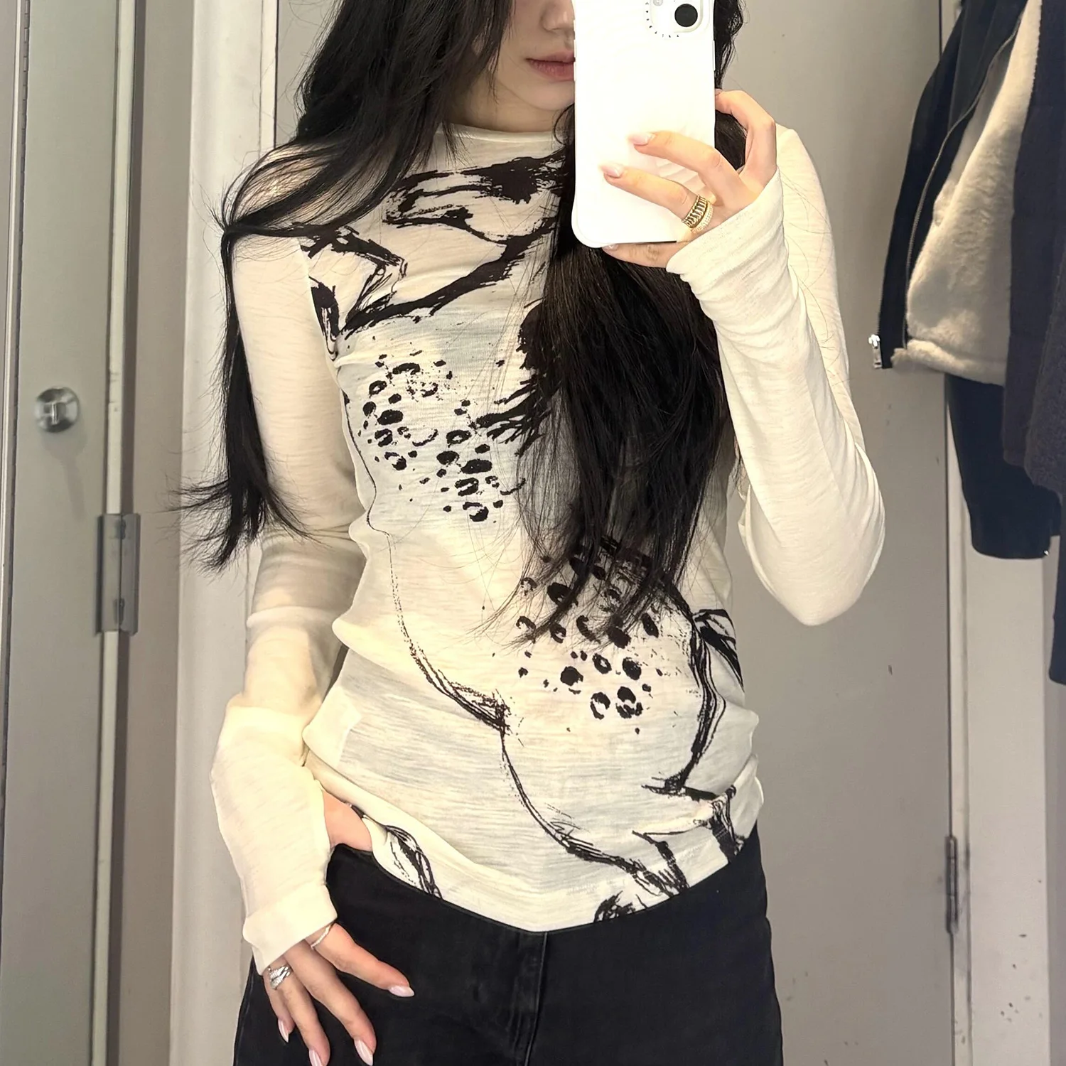 

2026 New Limited Edition Round-neck Horse Patterned Long-Sleeved T-Shirt for Women - Slim Fit, Lightweight Base Layer Shirt
