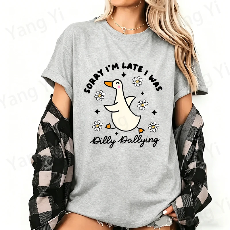 Trendiges Cartoon-Gans-Daisy-Print T-Shirt, Locker Geschnittenes Kurzarm-Harajuku-Freizeitoberteil mit 'SORRY I'M LATE I WAS' Aufdruck, Baumwoll-Shirts für Damen und Herren – Detail 3