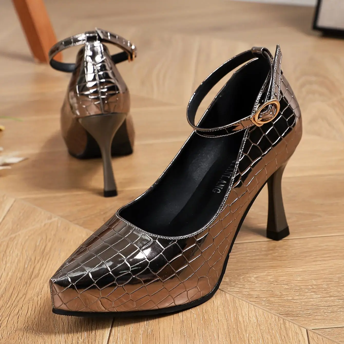 Sharp fashion high heels with shallow and work shoes