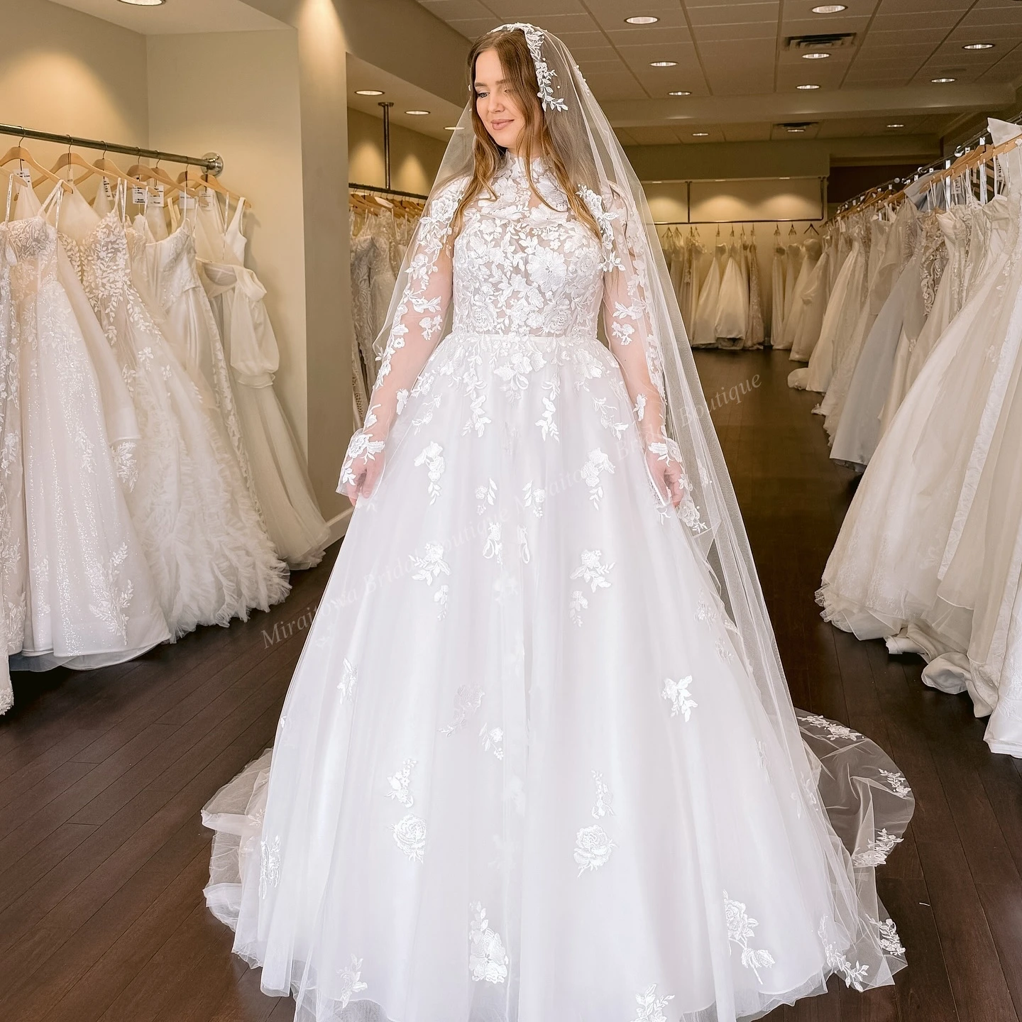 Jardim ao ar livre cerimônia de casamento vestido marfim blush sheer mangas compridas alta pescoço renda castelo maternidade vestido de noiva foto personalizado