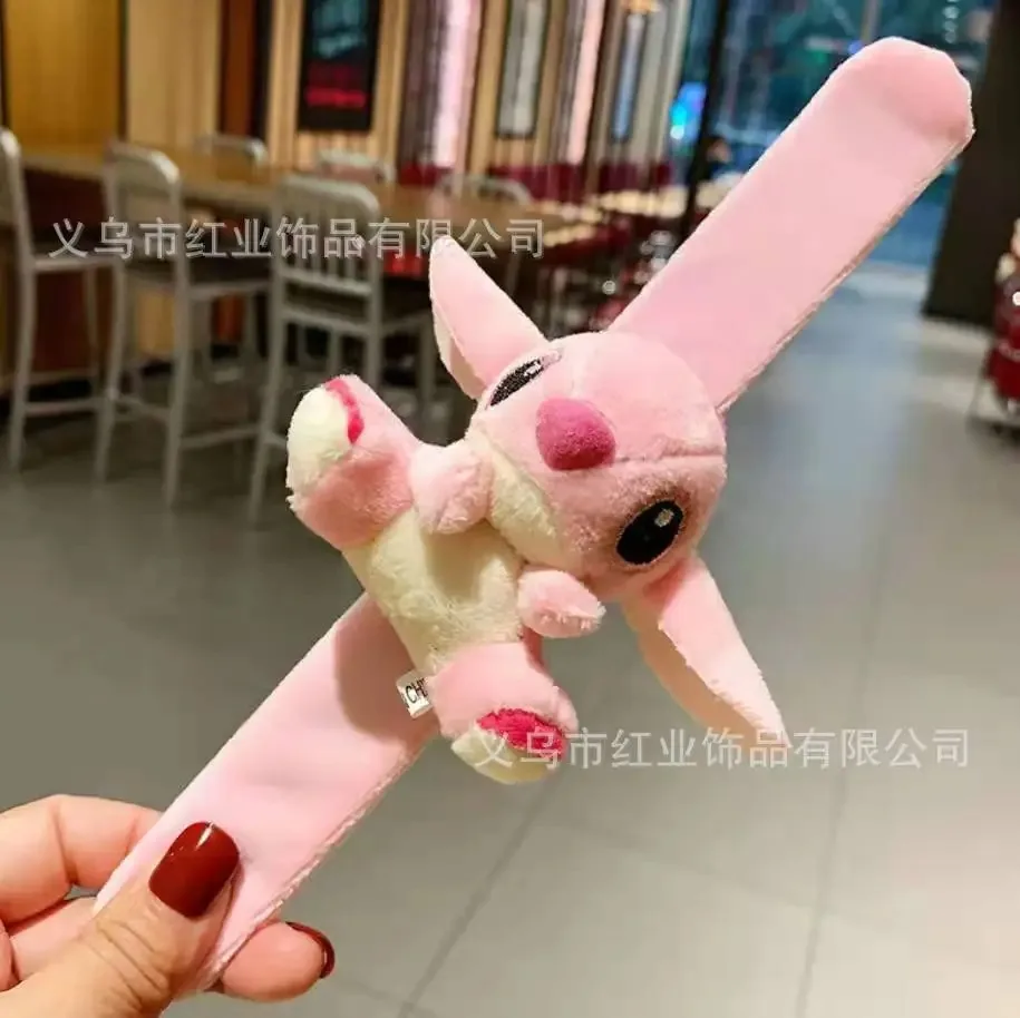 Figura de Anime Stitch pulsera de felpa accesorios de Disney Kawaii Stich Linda muñeca decoración regalos de fiesta para juguetes para niños