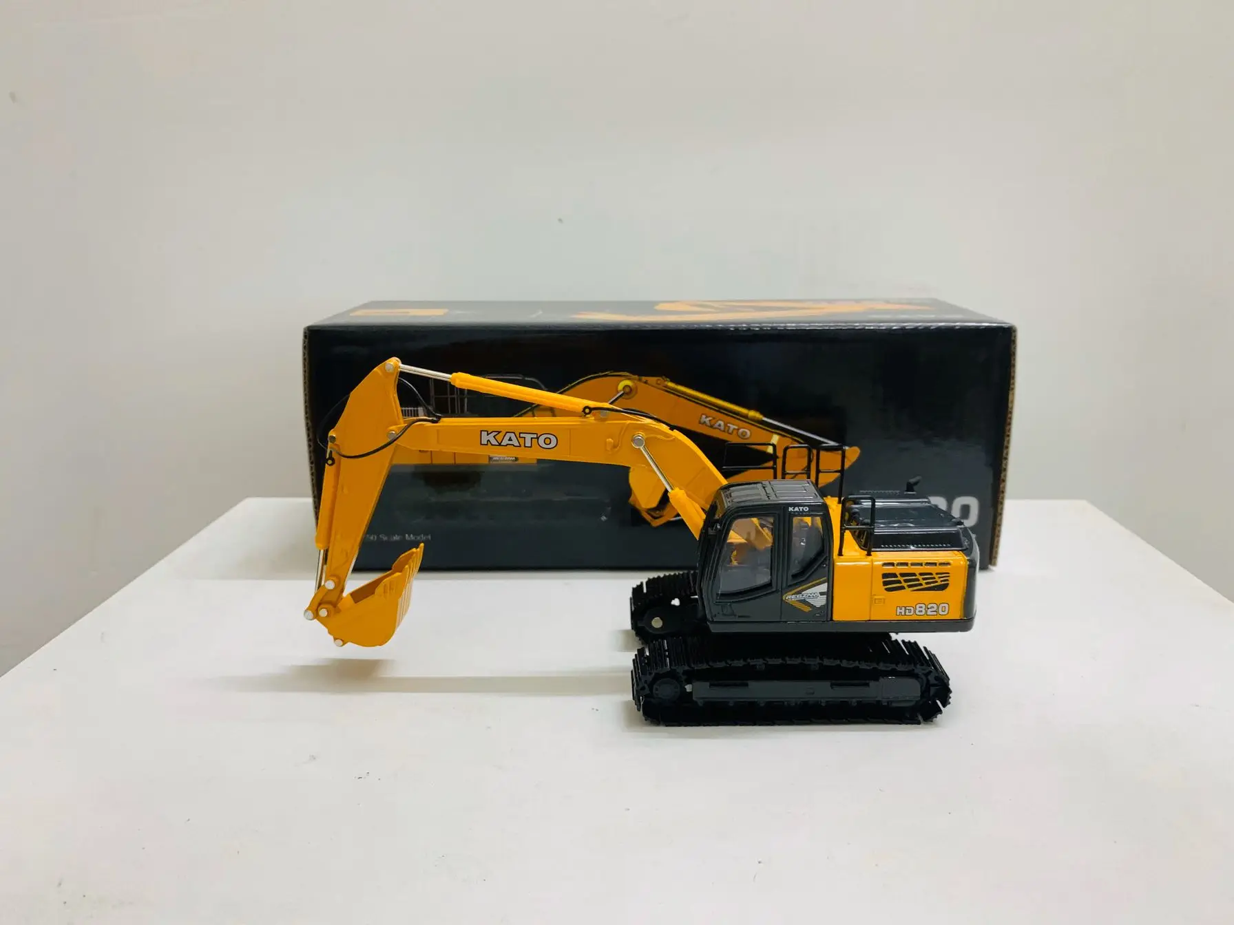 1:50 Scale DieCast Model HD820 Regzam Hydraulic Excavator New in Box