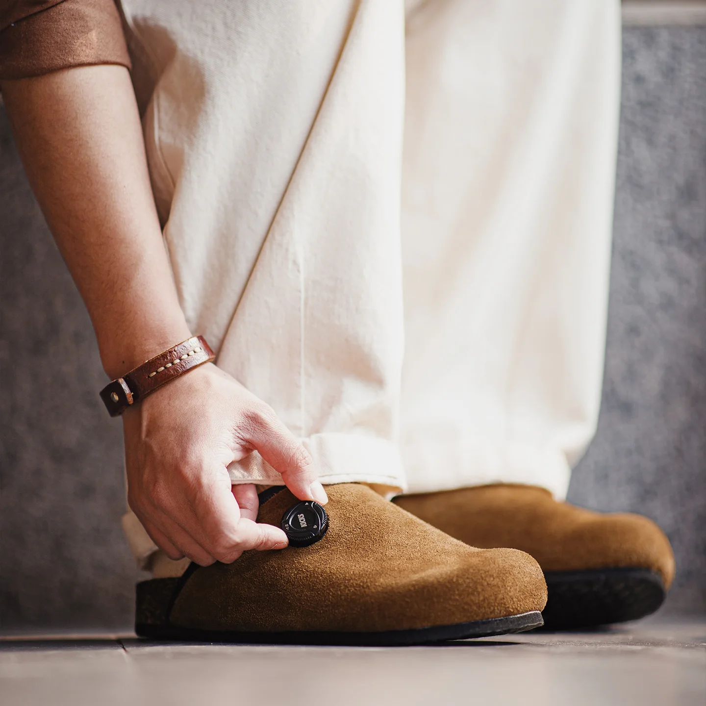 Maden Men‘s Vintage Classic Style Brown Mules Cow Suede Slip-On Shoes Thick Sole Comfort Slippers for Outdoor Spring and Autumn