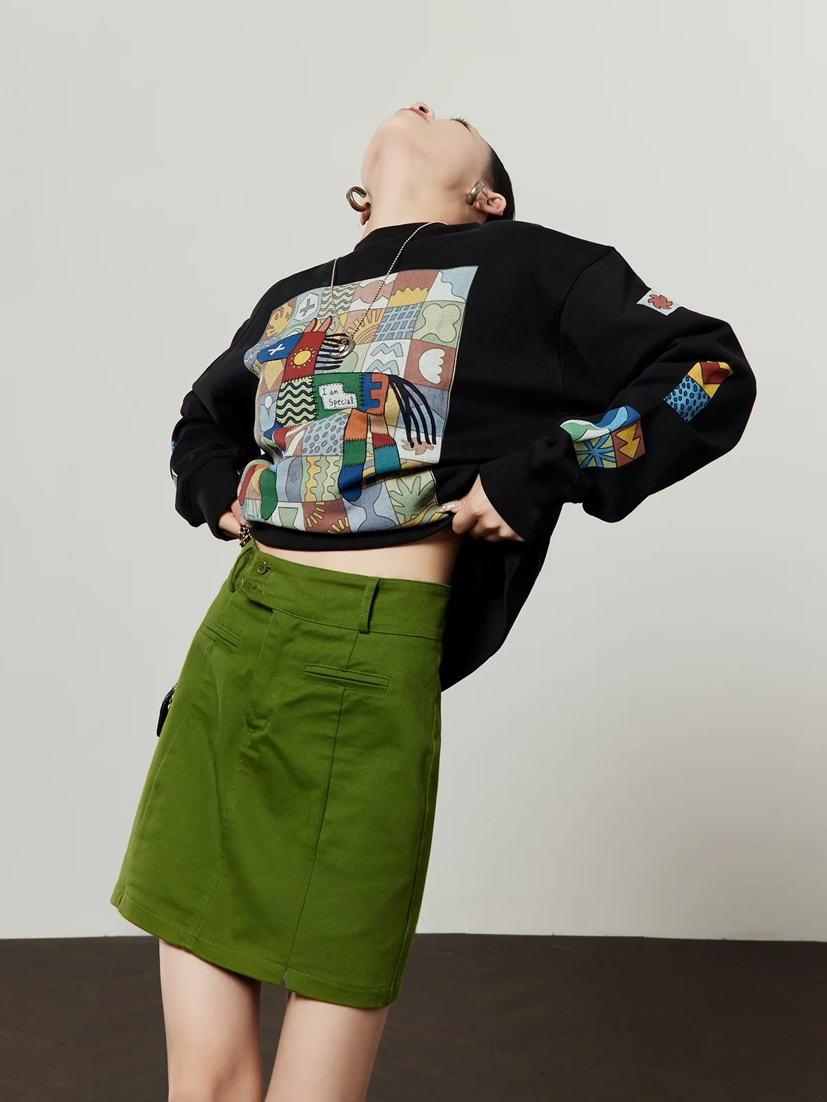 

Black Loose Fit Sweatshirt Women's Spring New Style Versatile Design Sense Top by Zhou Li Wu 2026 Pre-Spring Collection