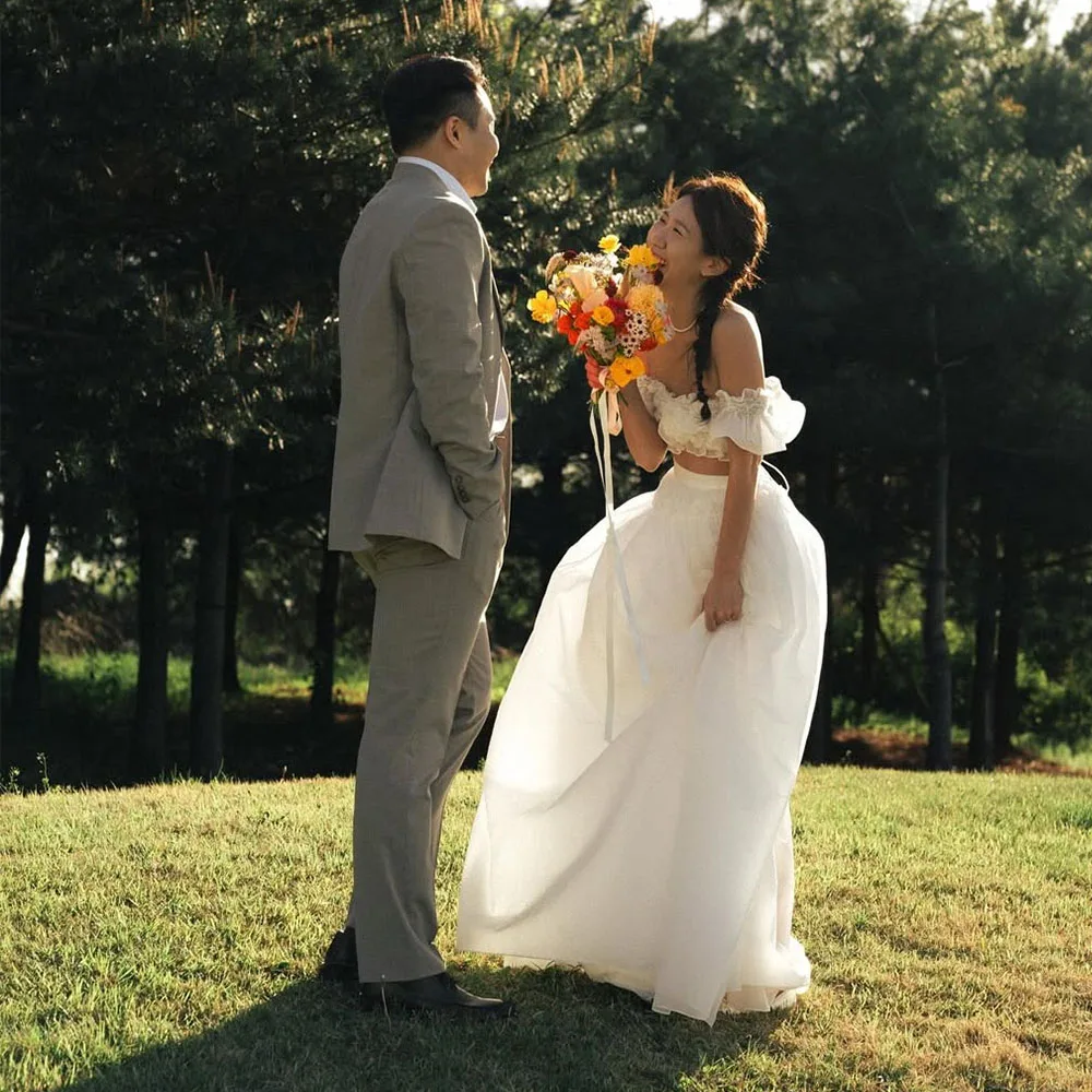 

Sondr Korean Wedding Dresses Customized 웨딩스냅드레스 2 Piece Off the Shoulder Ruffle Wedding Snap Dresses Lovely Bridal Gown