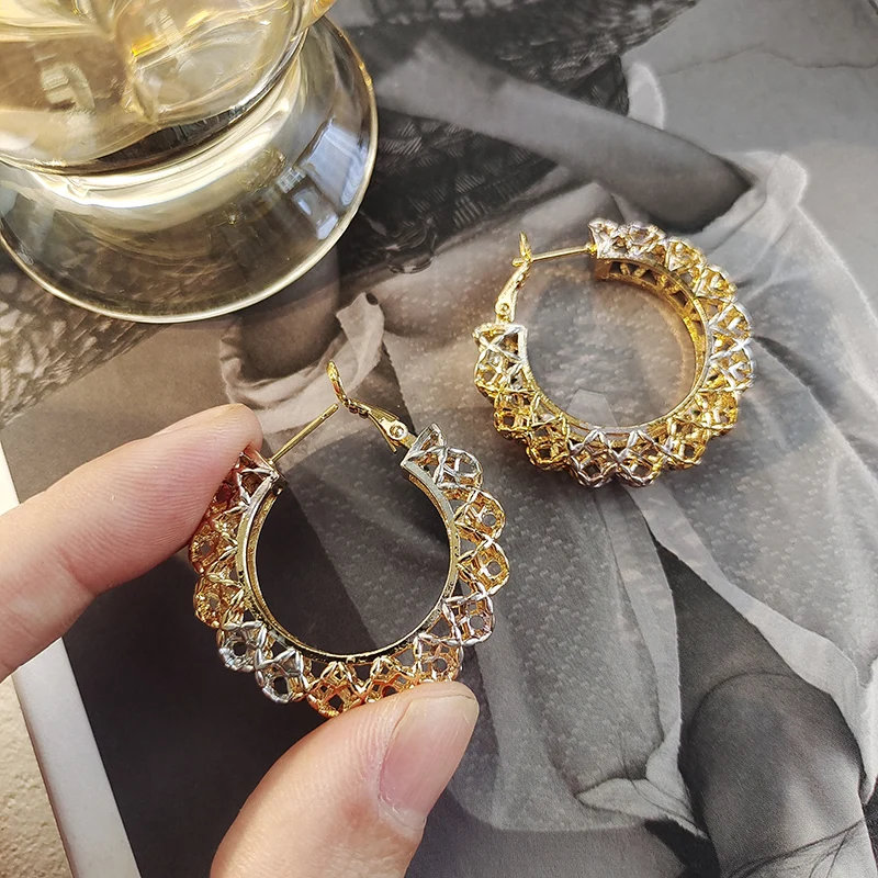 

New Fashion Earrings Female Retro Exquisite Hollow Simple Fashion Temperament Niche Everything Casual Party