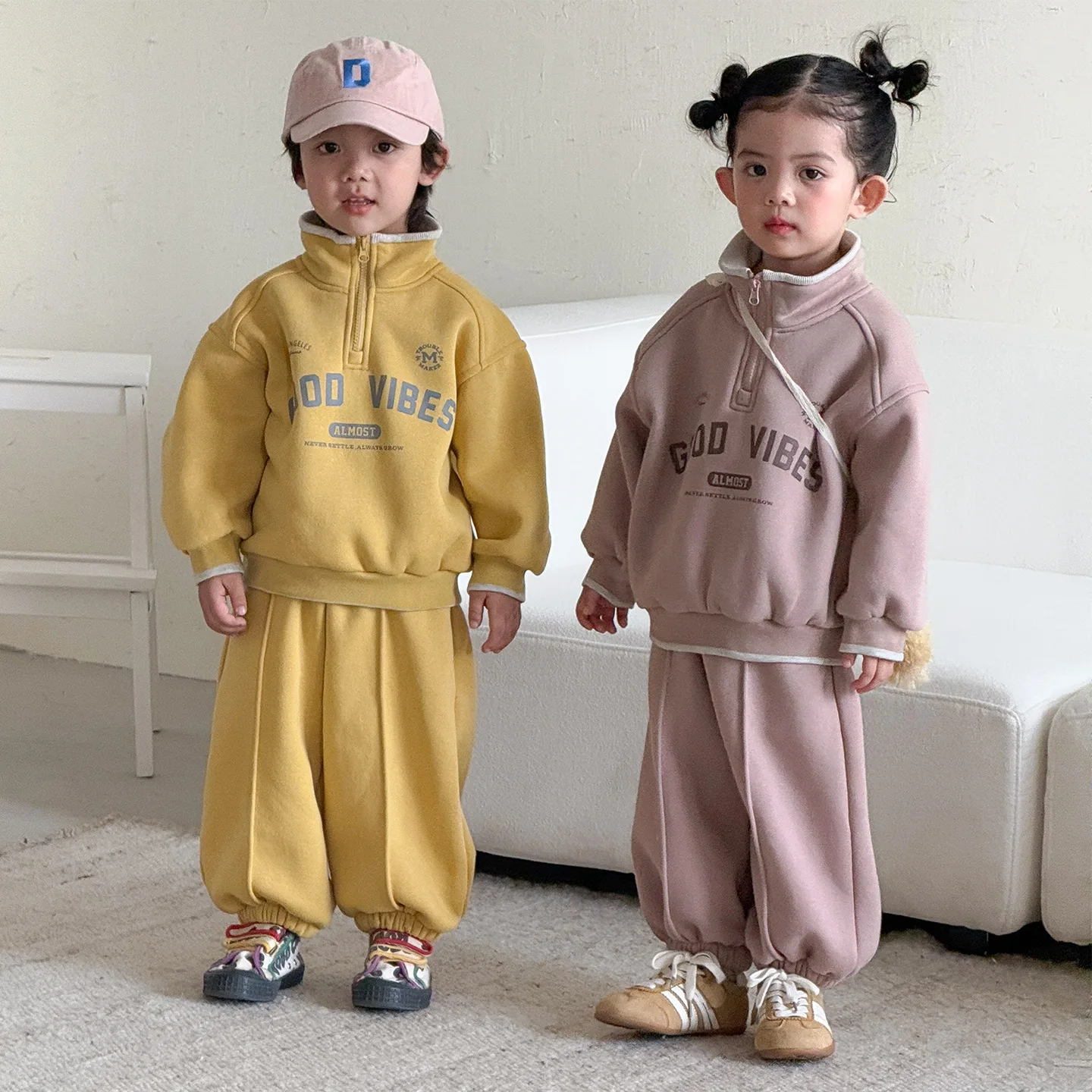 2026 Winter New Children Long Sleeve Fleece Clothes Set Boys Girls Letter Print Sweatshirt + Pants Plus Velvet Thick 2pcs Suit