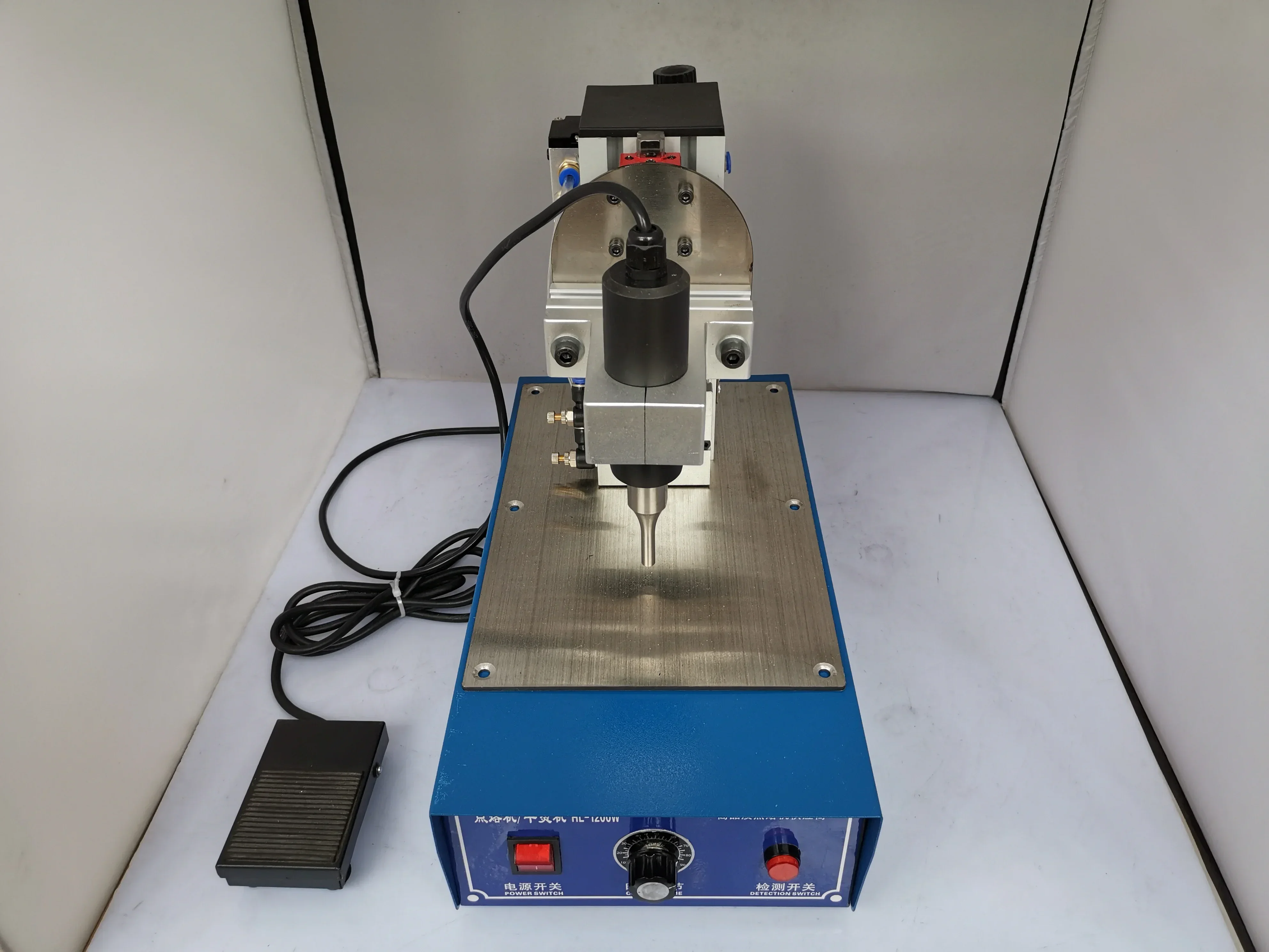 

Best Seller FirstHot Sales 1200W Foot-operated Pneumatic Ultrasonic Spot Welding Machine Mask Ear Band Non-woven Fabric Spot Wel