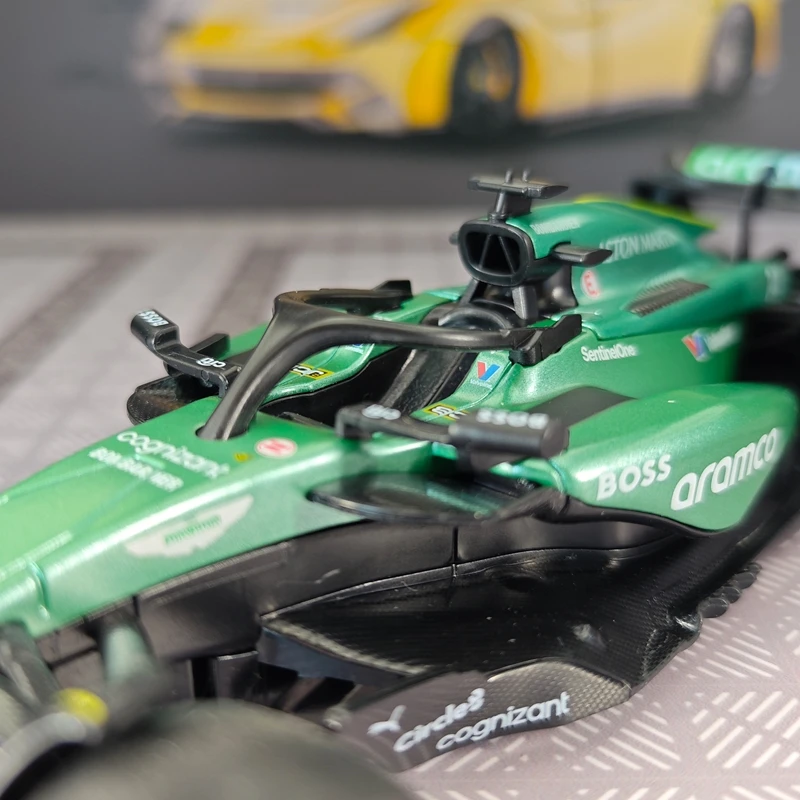 

1:24 Simulated Aston Martin F1 racing alloy model suitable for collection and can be given as a birthday gift to friends