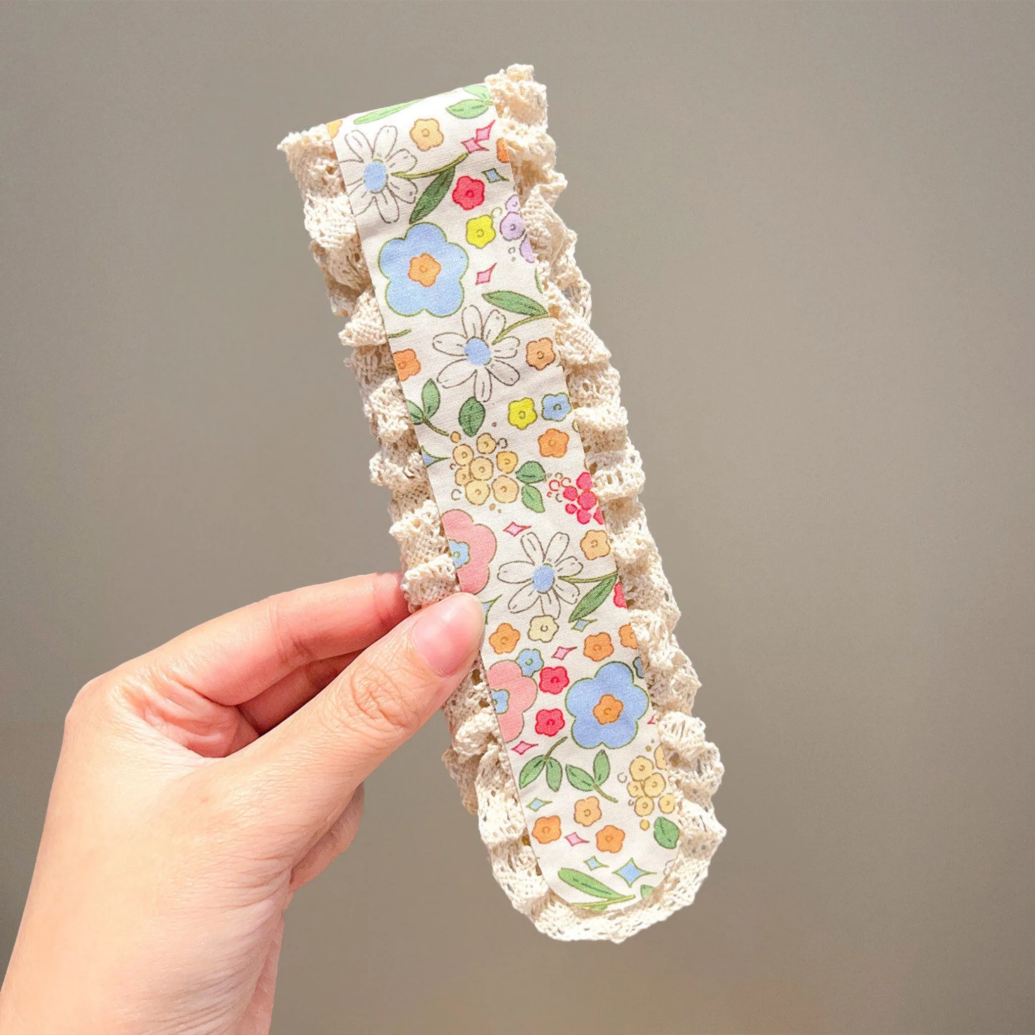 Süßes Blumen-Haarband mit Magischem Klebeband, Niedliches Spitzenbesatz-Stirnband, Weicher Stoff-Haarfixierer, Neues Mädchenhaftes Tägliches Haaraccessoire – Detail 6