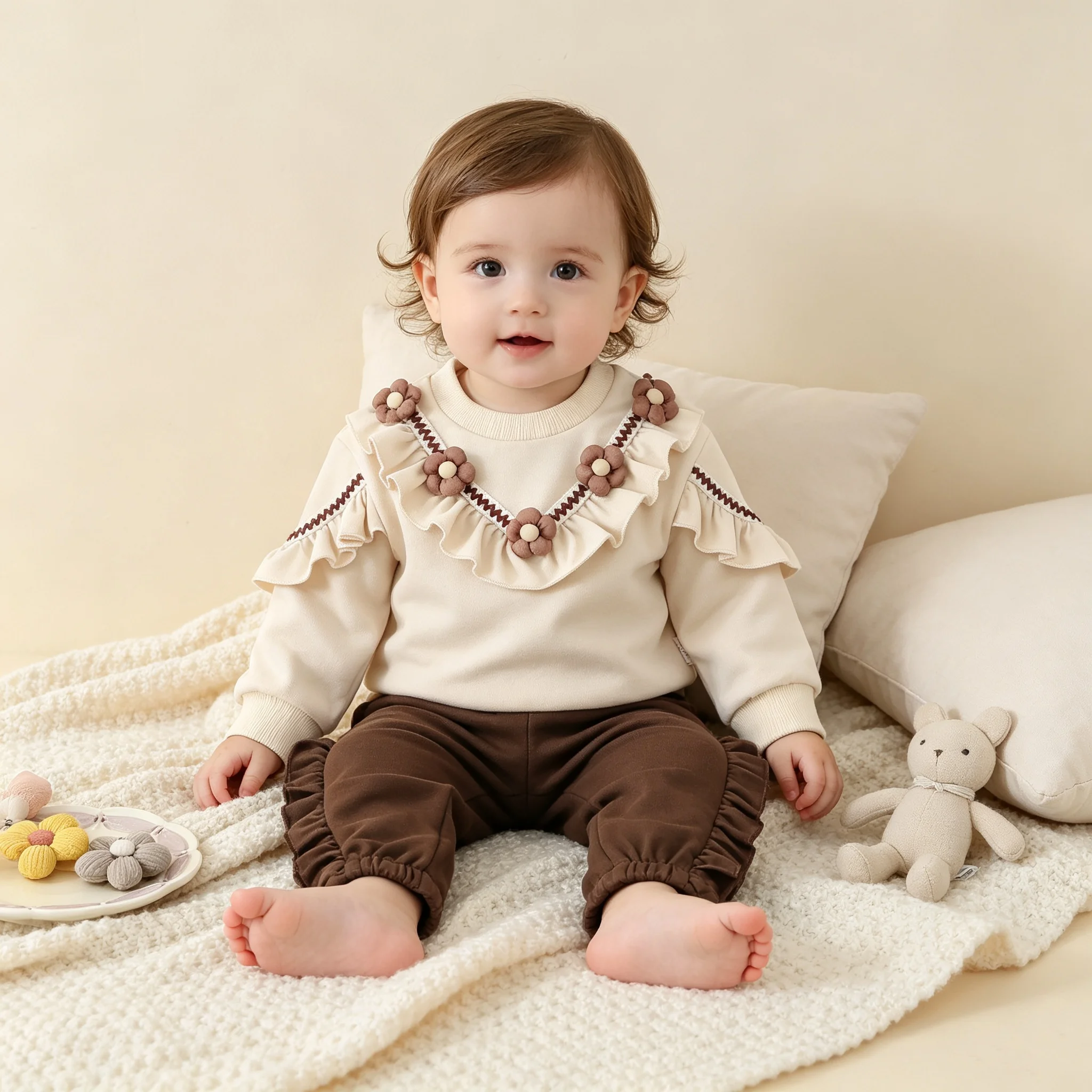 Mädchen Frühling Herbst Blumenmuster Zweiteiler mit Rüschenärmel-Hoodie und Zimtfarbener Ohrenbesatz-Hose Langarm Elfenbein Baby-Outfit
