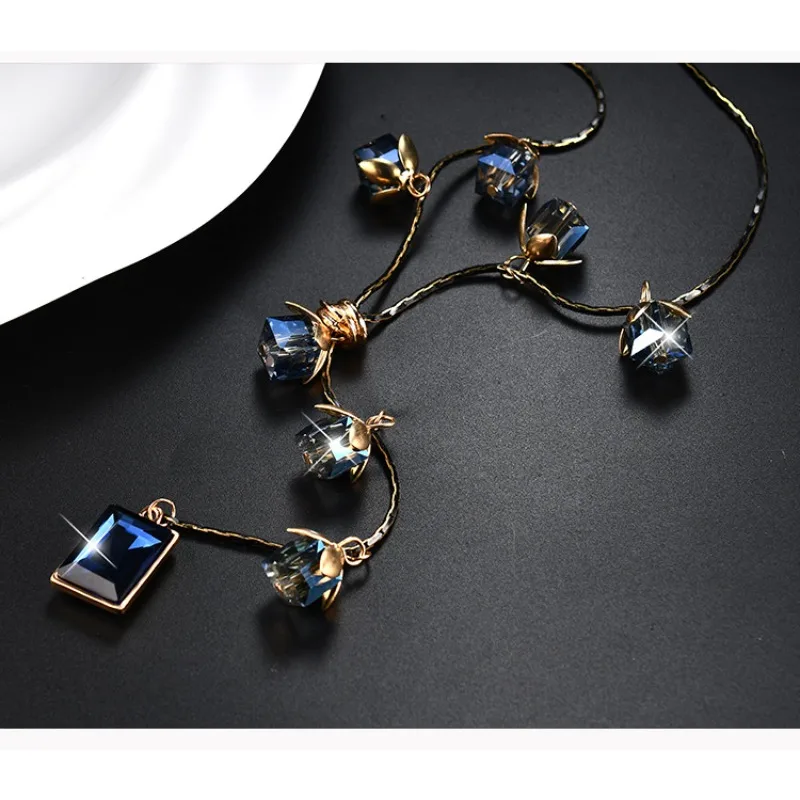 

A long and versatile crystal necklace for ladies in autumn and winter, fashionable and trendy