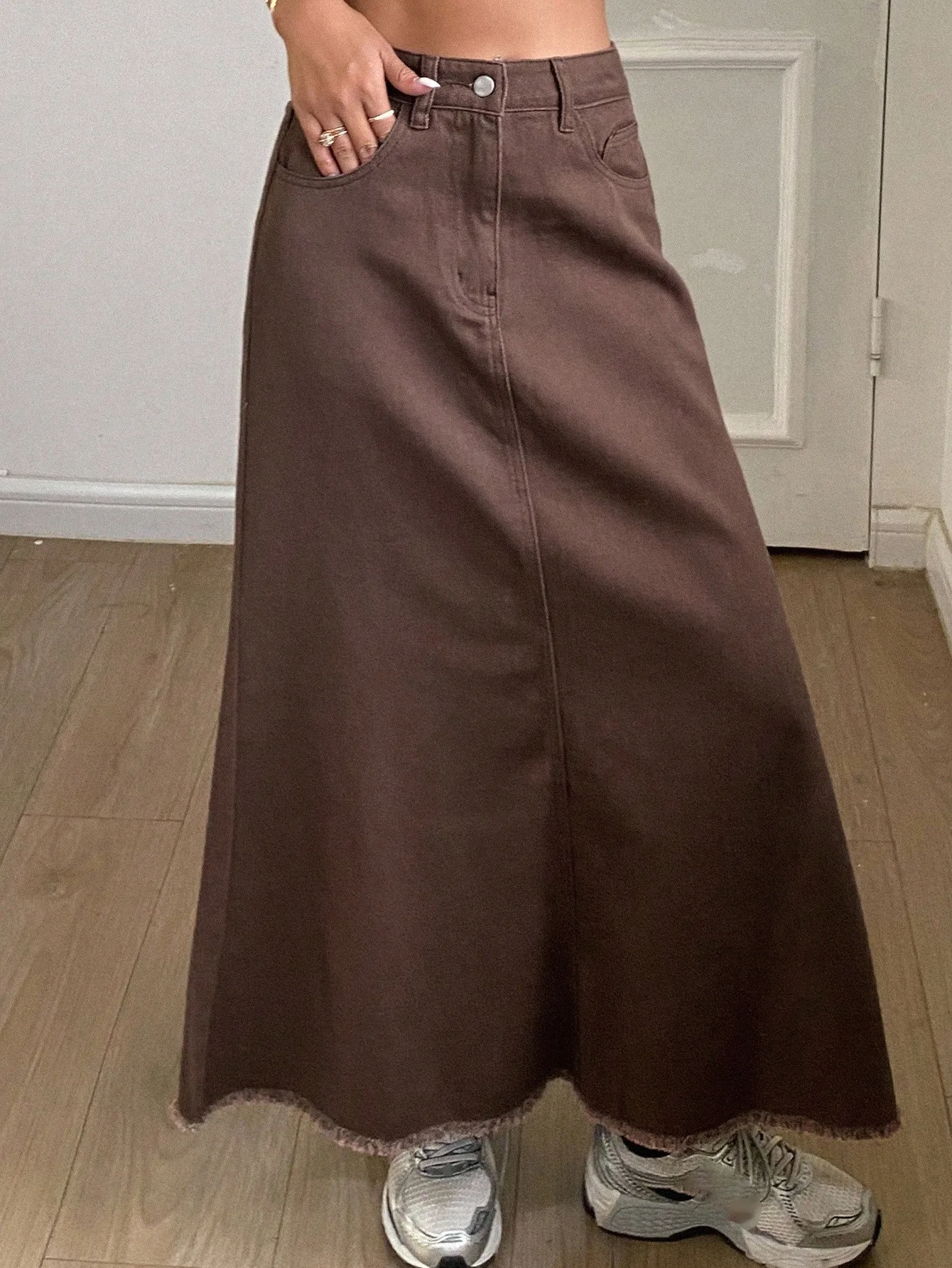 تنورة جينز نسائية بلون بني صلب وحافة مهترئة على شكل حرف A، مناسبة للارتداء الكاجوال في الخريف