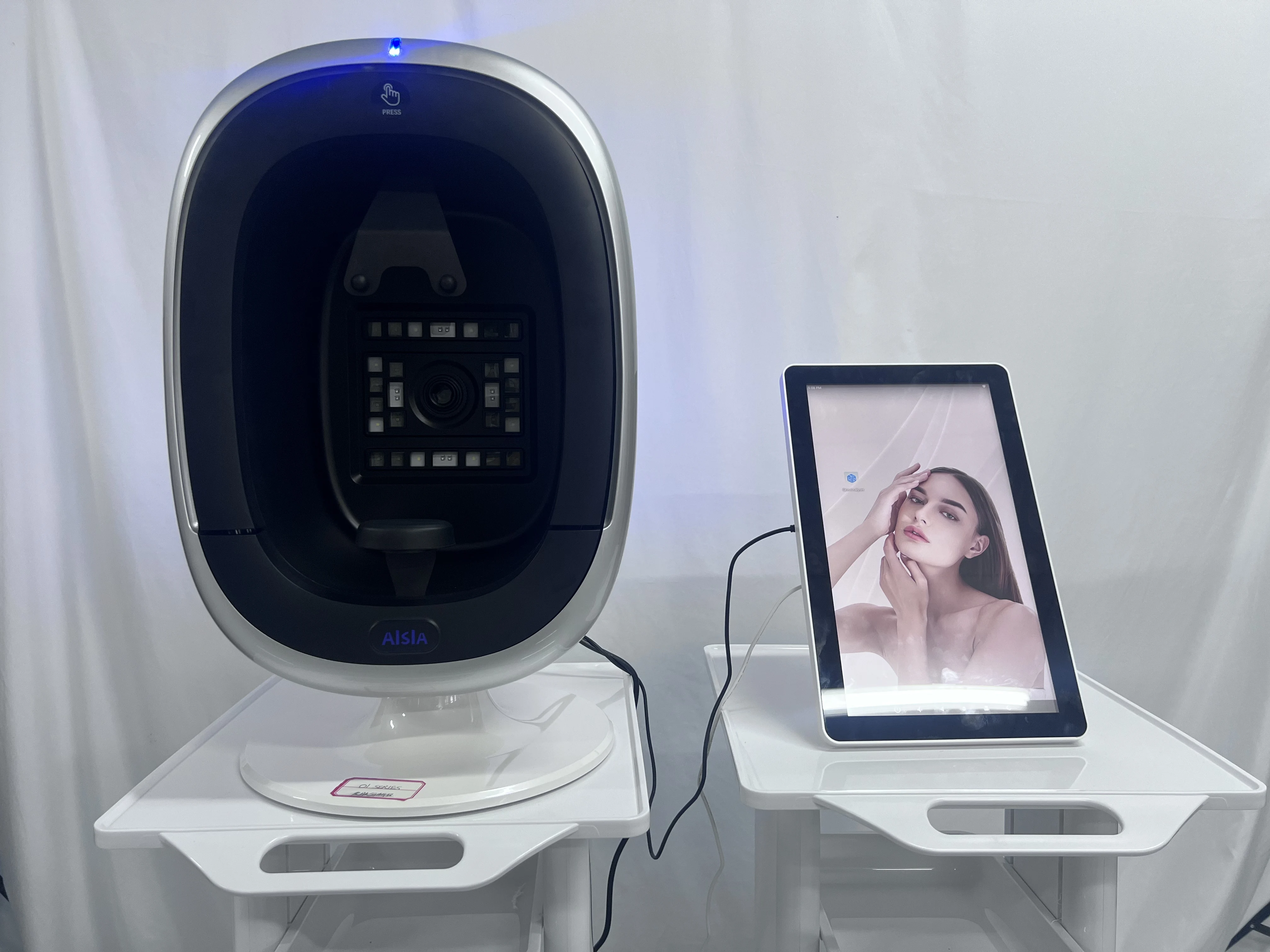 

AI Skin Tester 30 Million Pixels 9 Spectral Imaging 20 Skin Indicators Professional Facial Skin Analyzer 180° Automatic Capture