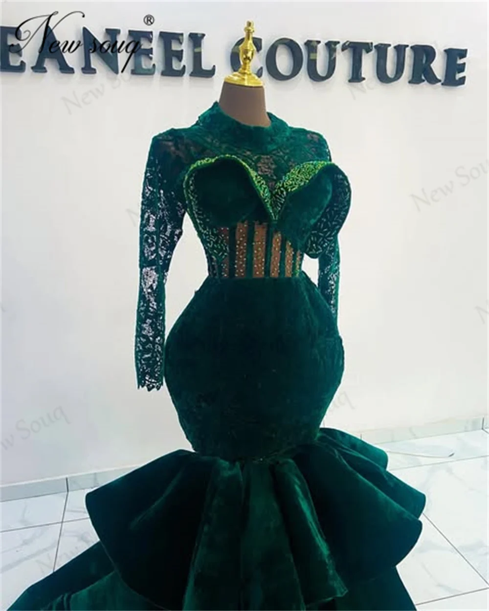 Dunkelgrünes Samt-Meerjungfrau-Cocktailkleid, individuelle Spitze, lange Ärmel, Abschlussballkleid, Verlobungskleid 2025, arabisches Abendkleid