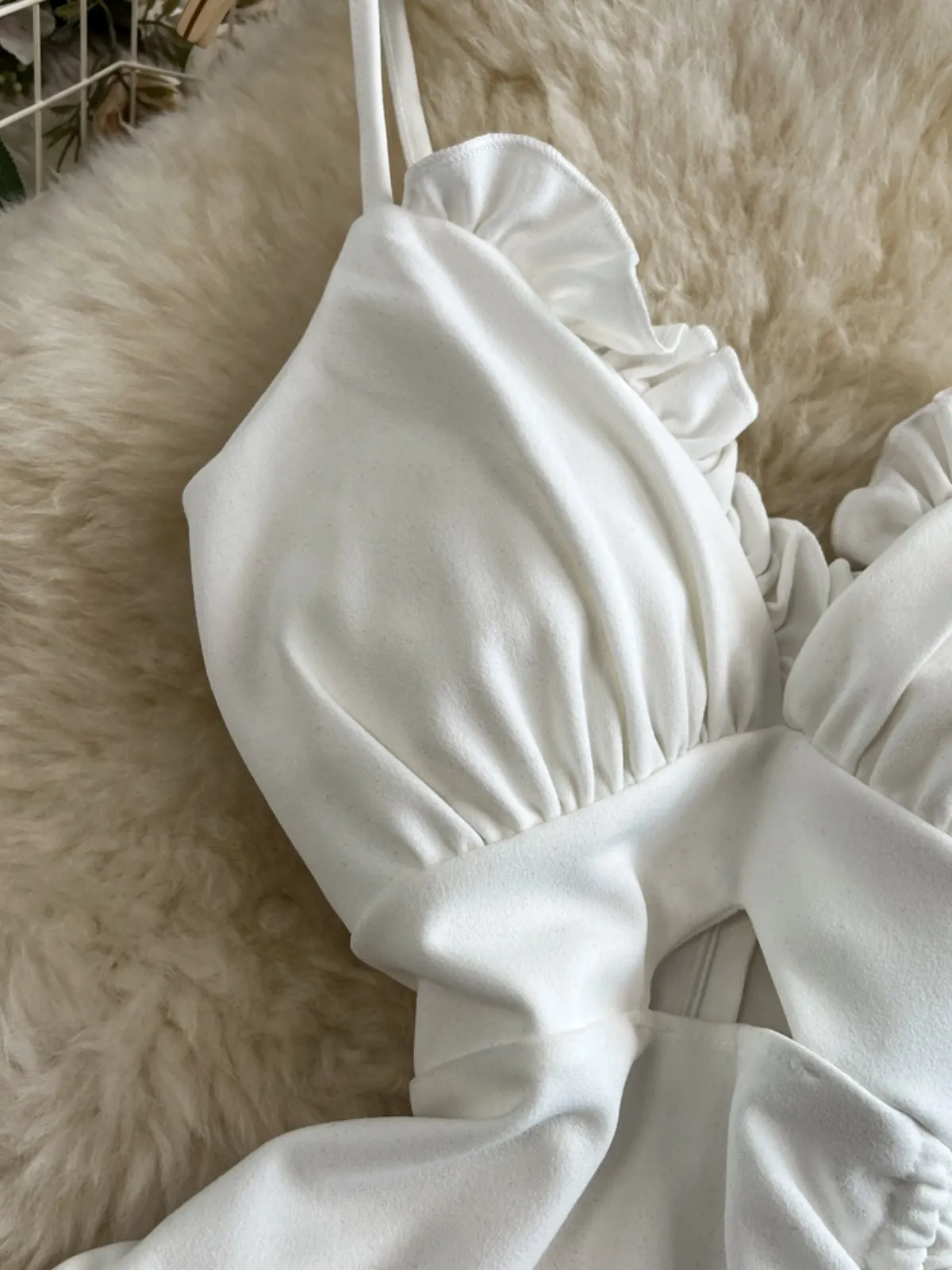 فستان Foamlina بحافة مكشكشة مثير ضيق فستان مفرغ للفتيات بقصة منخفضة فستان بحمالات للنوادي الليلية لصيف 2025 موضة كورية جديدة