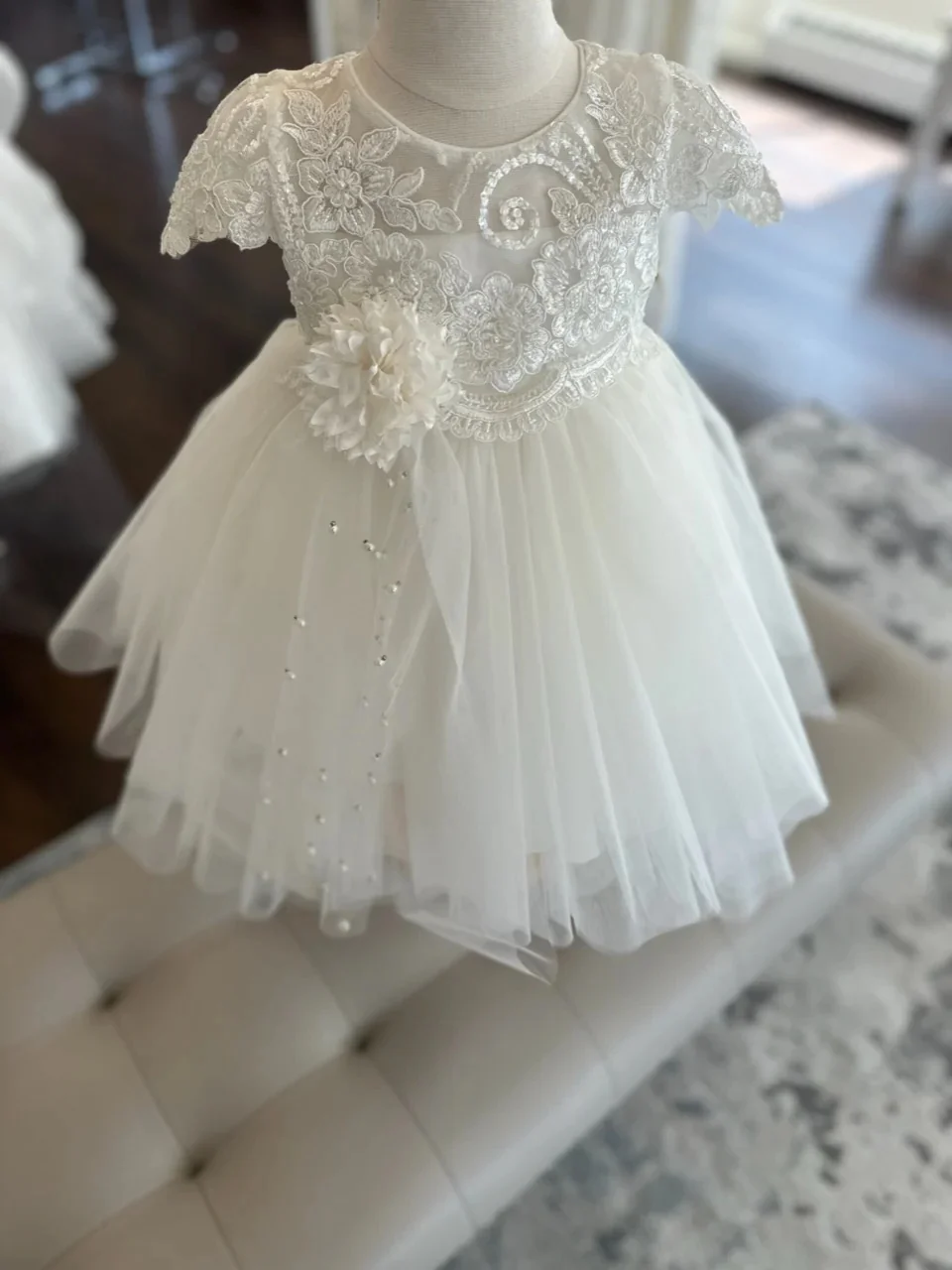 

Graceful Ivory Flower Girl Dresses Lace Appliqued Children Birthday Party Gowns with Bow Beads Kids First Communion Dresses