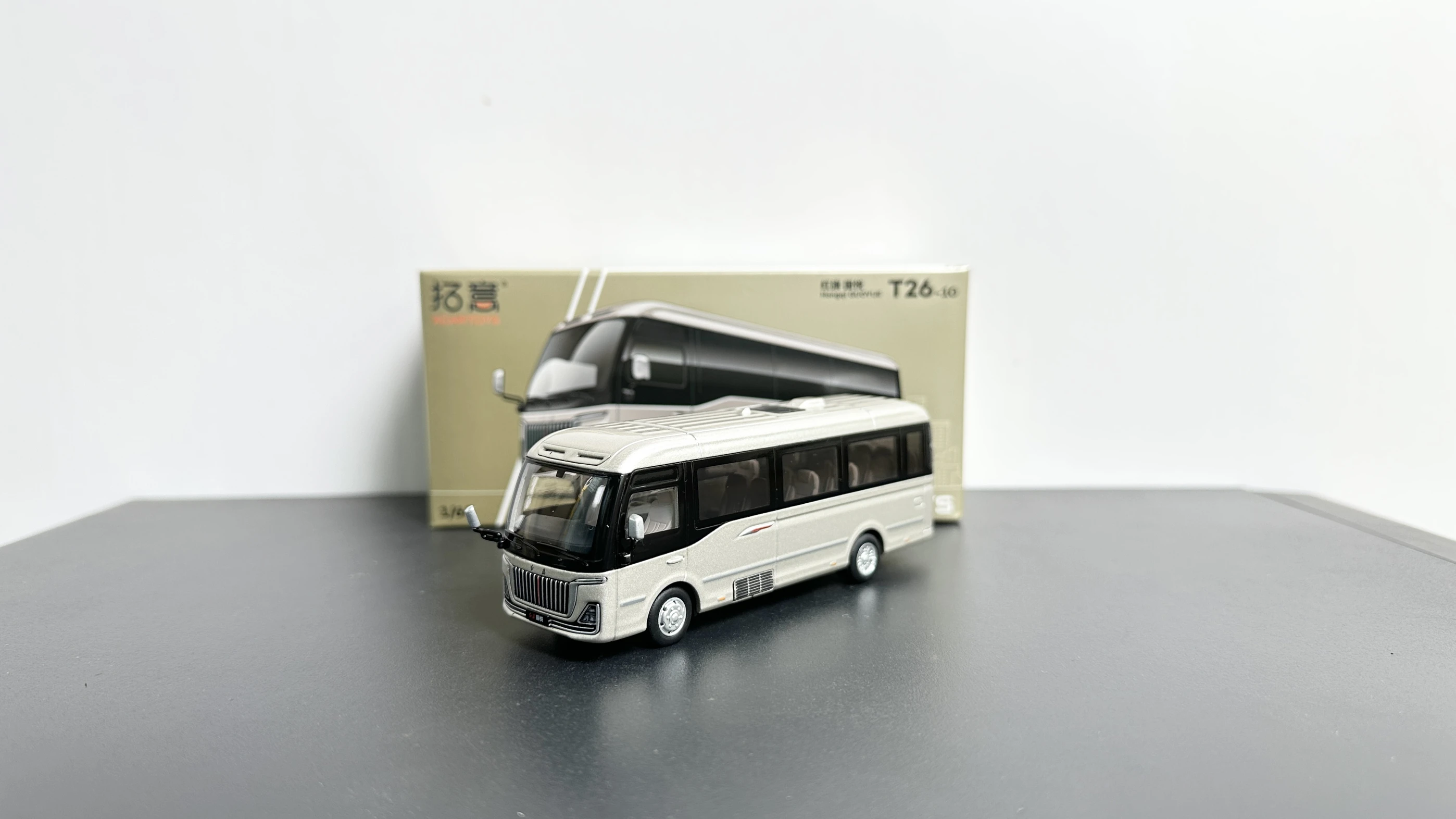 1:64 Bandiera rossa, Guoyue, Ornamento da collezione di autobus CMB aziendali di lusso, modello di auto Guoyue con bandiera rossa Tuoyi