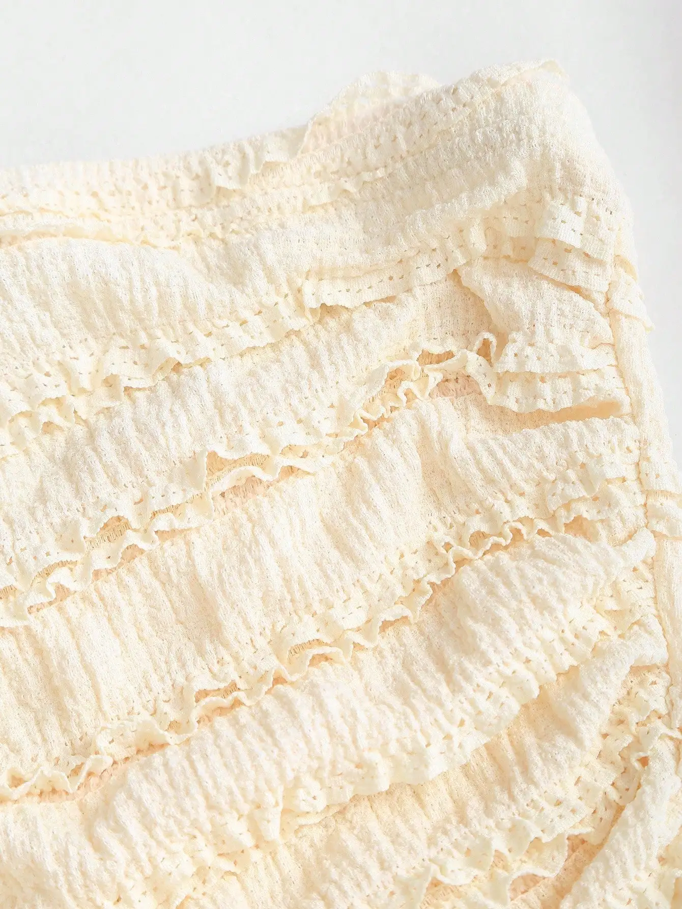 

Платье-боди с разрезом на груди, завязками, рюшами и цветочным декором