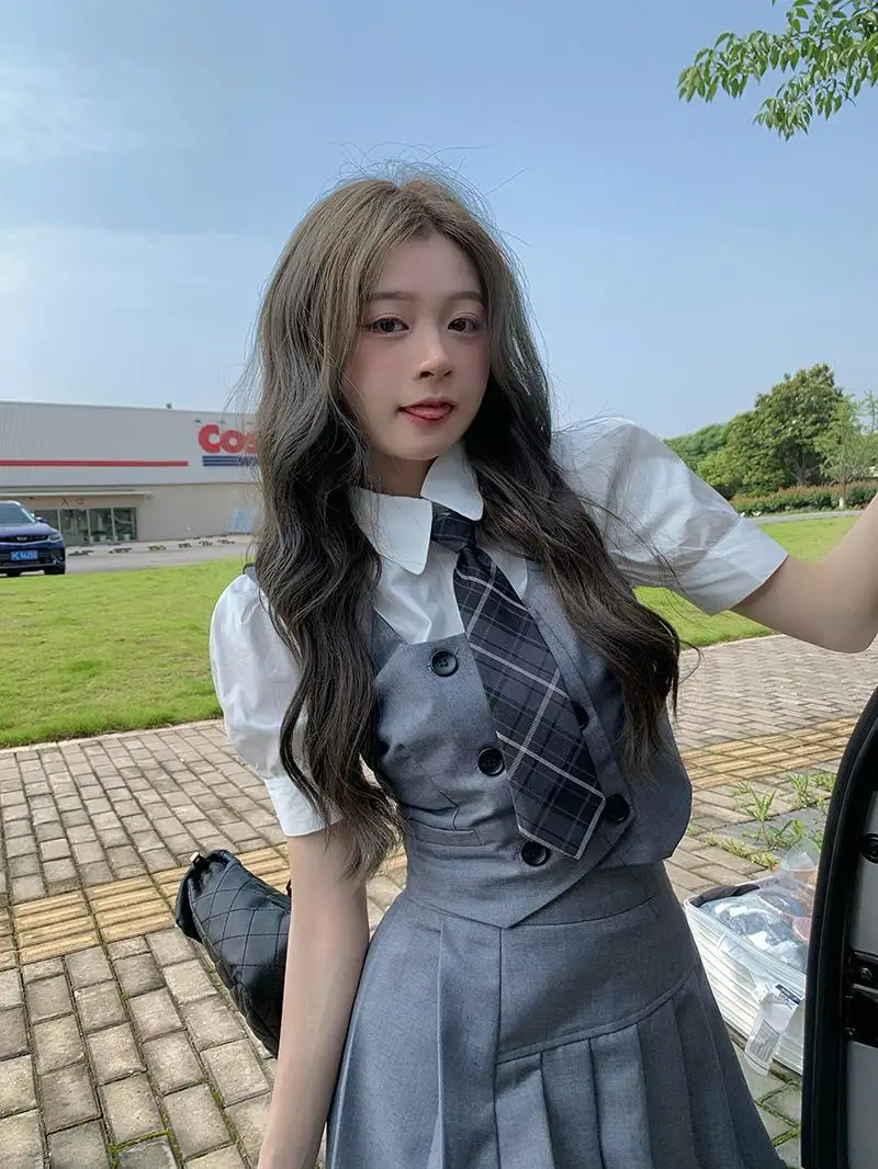 

2025 летняя новая модная женская корейская униформа, стильный комплект jk, жилет, короткая рубашка, плиссированная юбка трапециевидной формы, комплект из трех предметов jk