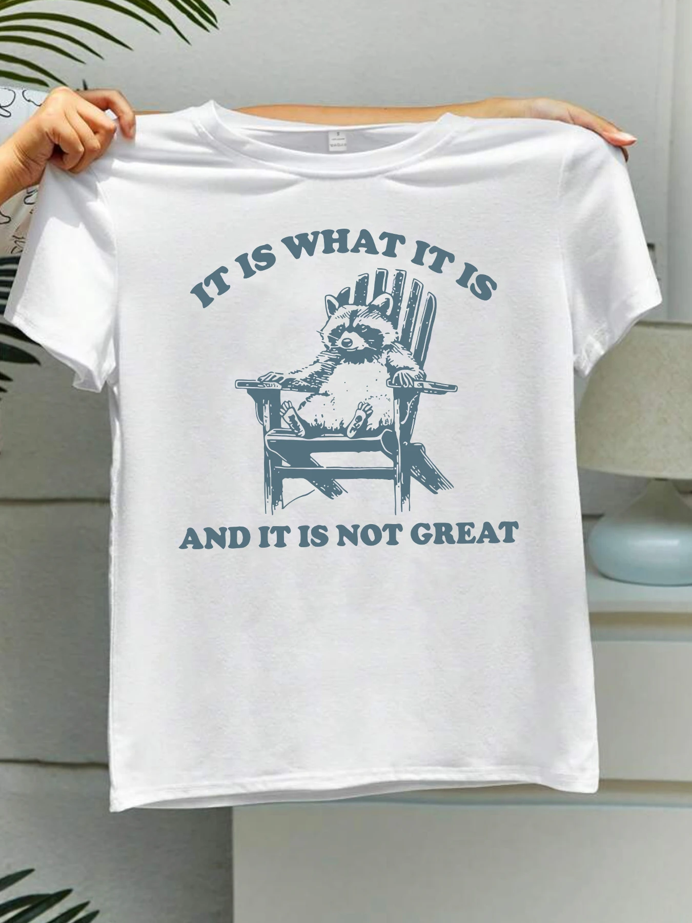 

IT IS WHAT IT IS AND IT IS NOT GREEN Футболка с рисунком алфавита и енота для повседневного лета, женская мода с короткими рукавами