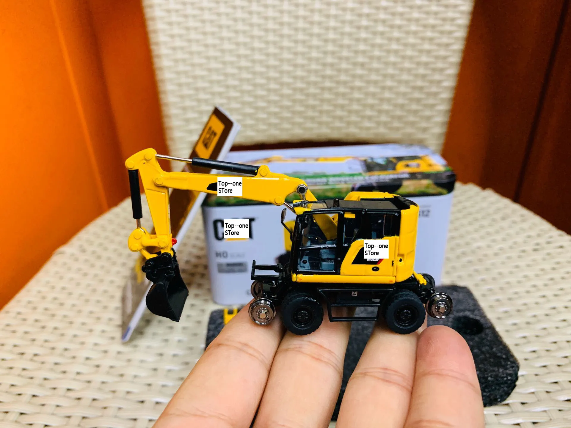 

M323F Railroad Wheeled Excavator 1:87 HO Scale By DieCast Masters DM85612 Gift