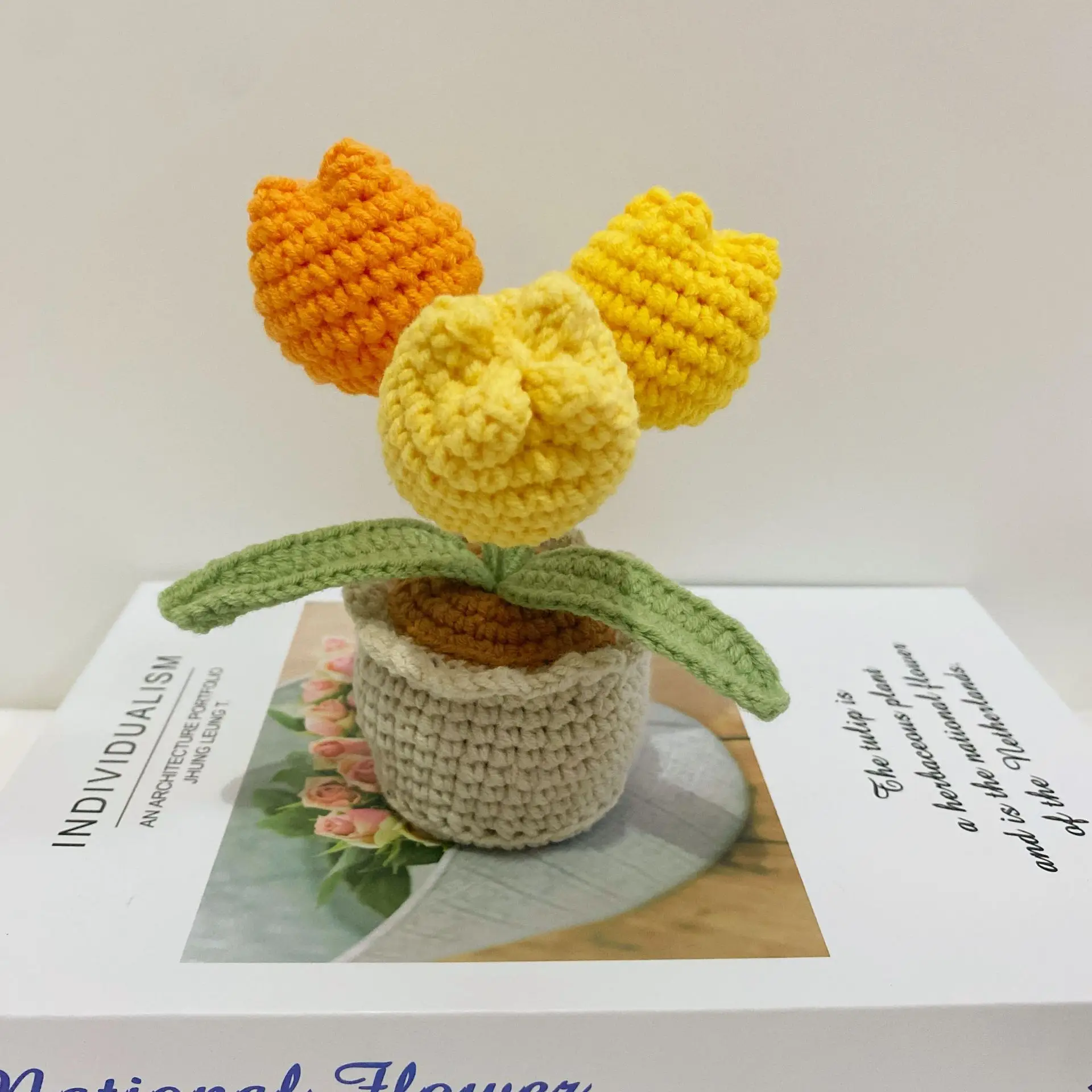 زهور التوليب الكروشيه مع بوعاء لطيف محبوك زهرة الزنبق الاصطناعي Palnt عيد الفصح الديكور 2025 طاولة مكتبية ديكور السيارة