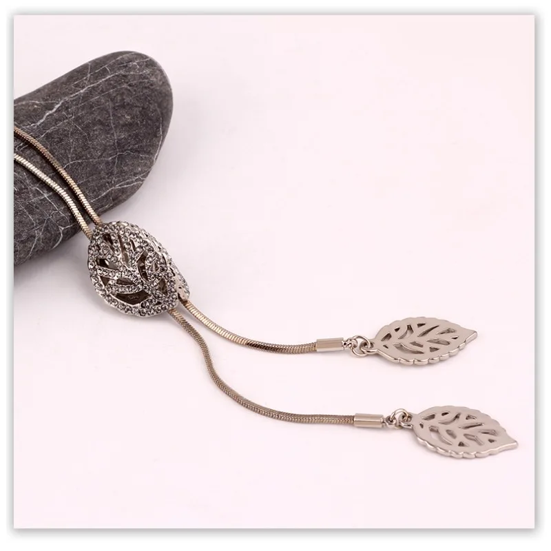 Collar de hojas tridimensionales largo extraíble para otoño e invierno, una cadena de suéter de mujer personalizada y versátil