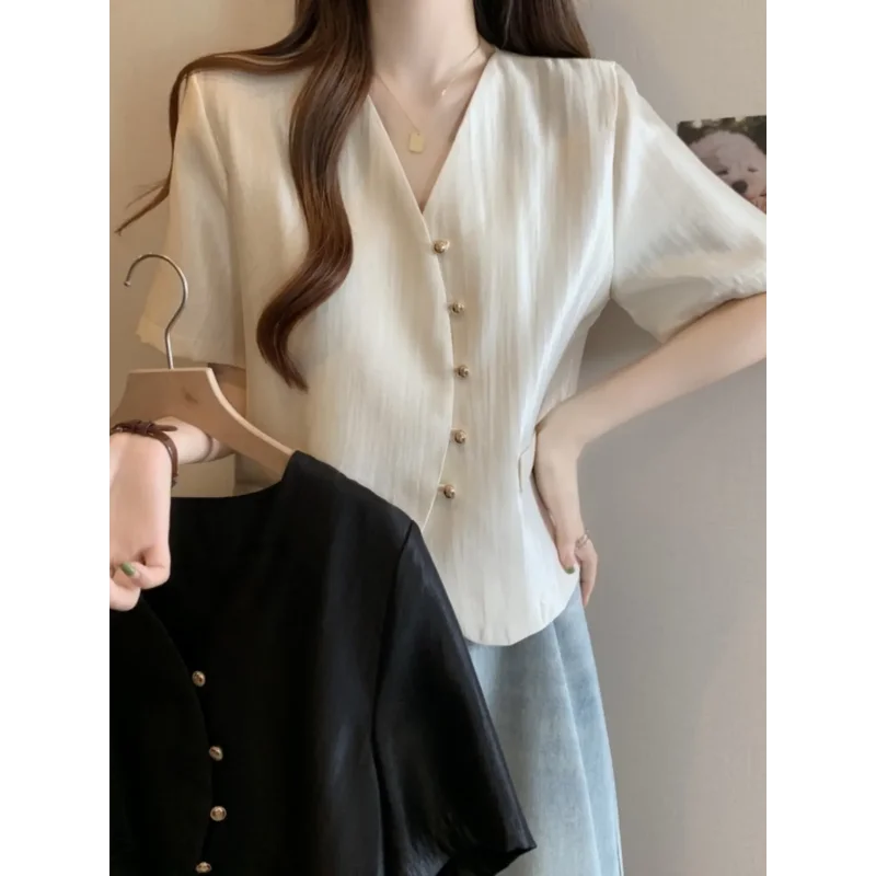 Damska koszulka z krótkim rękawem, z odkrytym prawym ramieniem, patchworkowa, z dekoltem w serek, zapinana na guziki, modny kardigan w jednolitym kolorze.