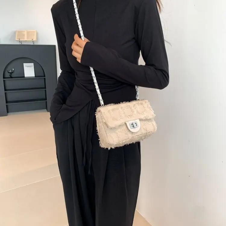 

2025 Зимняя новая женская сумка через плечо с замком 2025 Winter Other 12