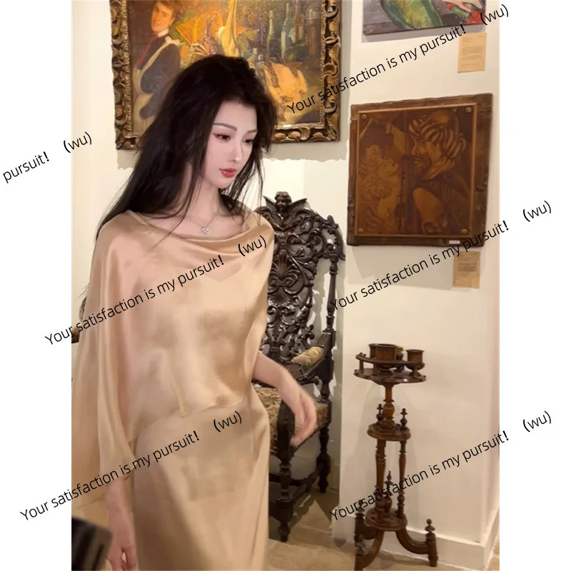 ชุดเสื้อผ้าผู้หญิงสไตล์หรูหราสำหรับสาวที่มาจากครอบครัวที่มีฐานะดี ประกอบด้วยเสื้อทรงแปลกตาแบบสตรีทแฟชั่น พร้อมกระโปรงทรงเอแบบสายเดี่ยวสุดหรู ชุดใหม่ทันสมัยแบบสองชิ้น