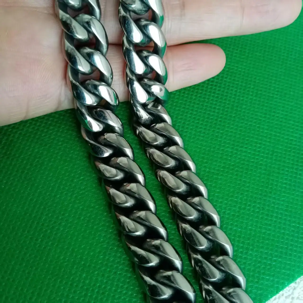 

14mm Pure Titanium Cuban Link Chain - Urban King Aesthetic, Hypoallergenic Anti-Fade, Suitable for Daily/Party Wear, Ideal Men's