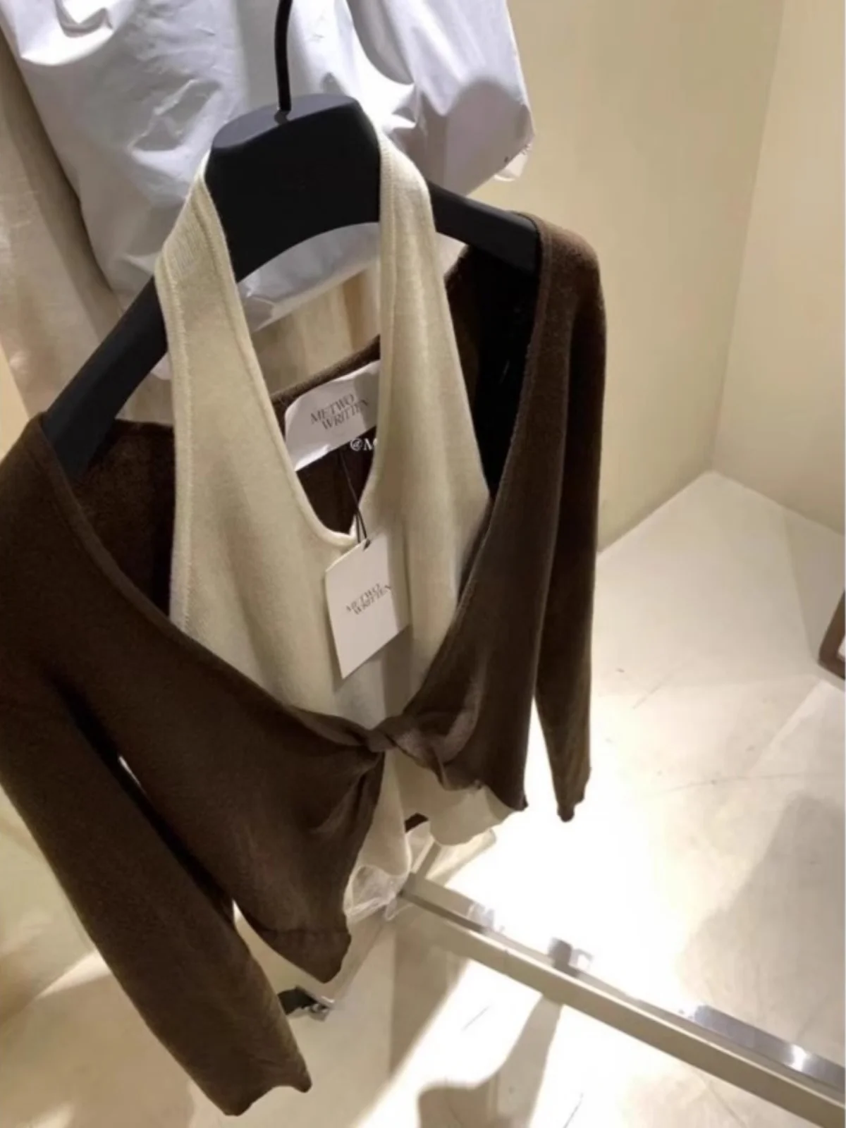 

Early Autumn 2026 Korean Sle Coffee Knitted Top oulder Exposure Fake Two-Piece Women's Faion V-Ne Long Sve Vest