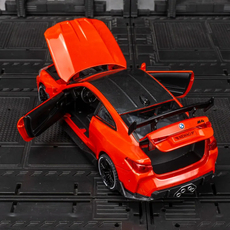 1:32 BMW M4 alloy car model ornaments collection children pull back acousto-optic toy doors and hood trunk can be opened.