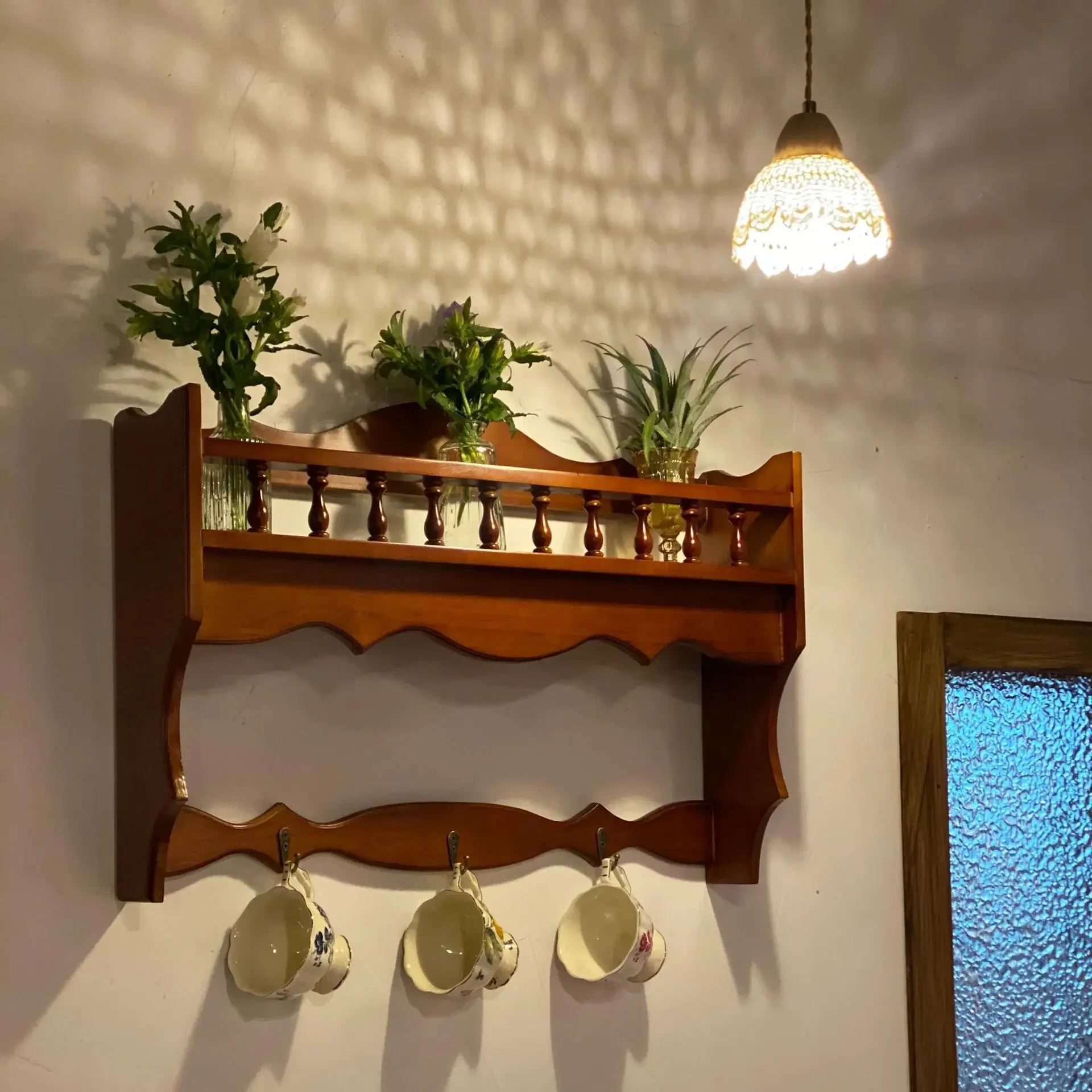 Portavasos antiguo de madera maciza retro americano, pared de celebridades de Internet, taza de té colgante, armario de almacenamiento para tazas de café