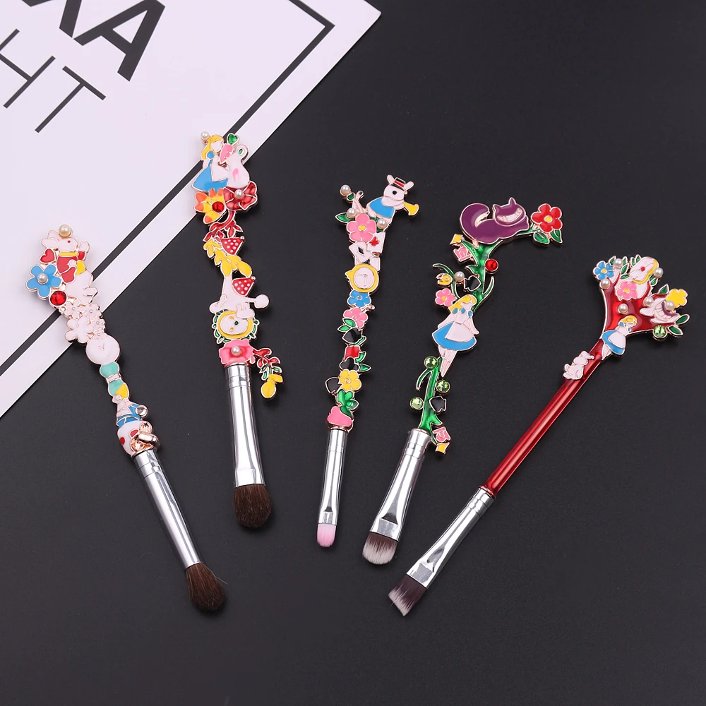 5Pcs/Set Anime Alice in Wonderland Makeup Brush Women Eye Shadow Brush Portable Soft Concealer Brush Beauty Foundation Toy Gift