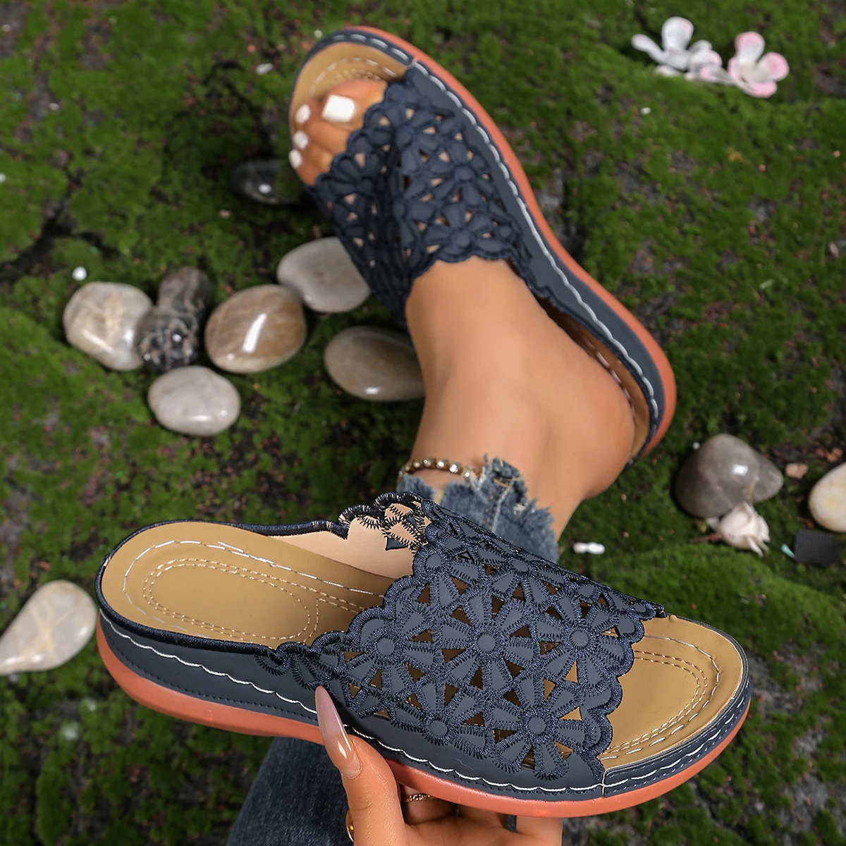 

2026 Summer New Casual Hollow Flower Breathable Lightweight Women's Slippers Fashion Sandals Anti slip Women's Shoes
